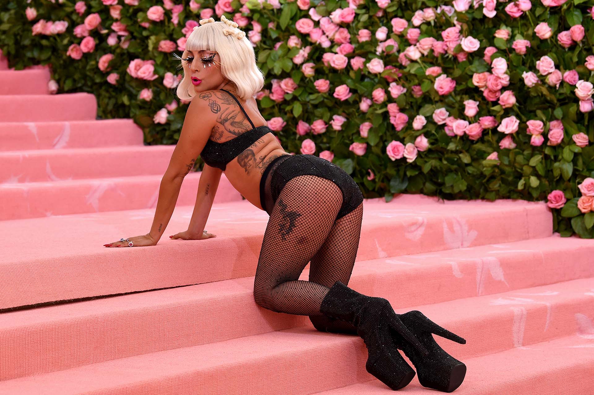 Lady Gaga es conocida por sus vestidos extravagantes y sus zapatos súper altos, pero este último atuendo sin embargo es uno que nadie esperaba