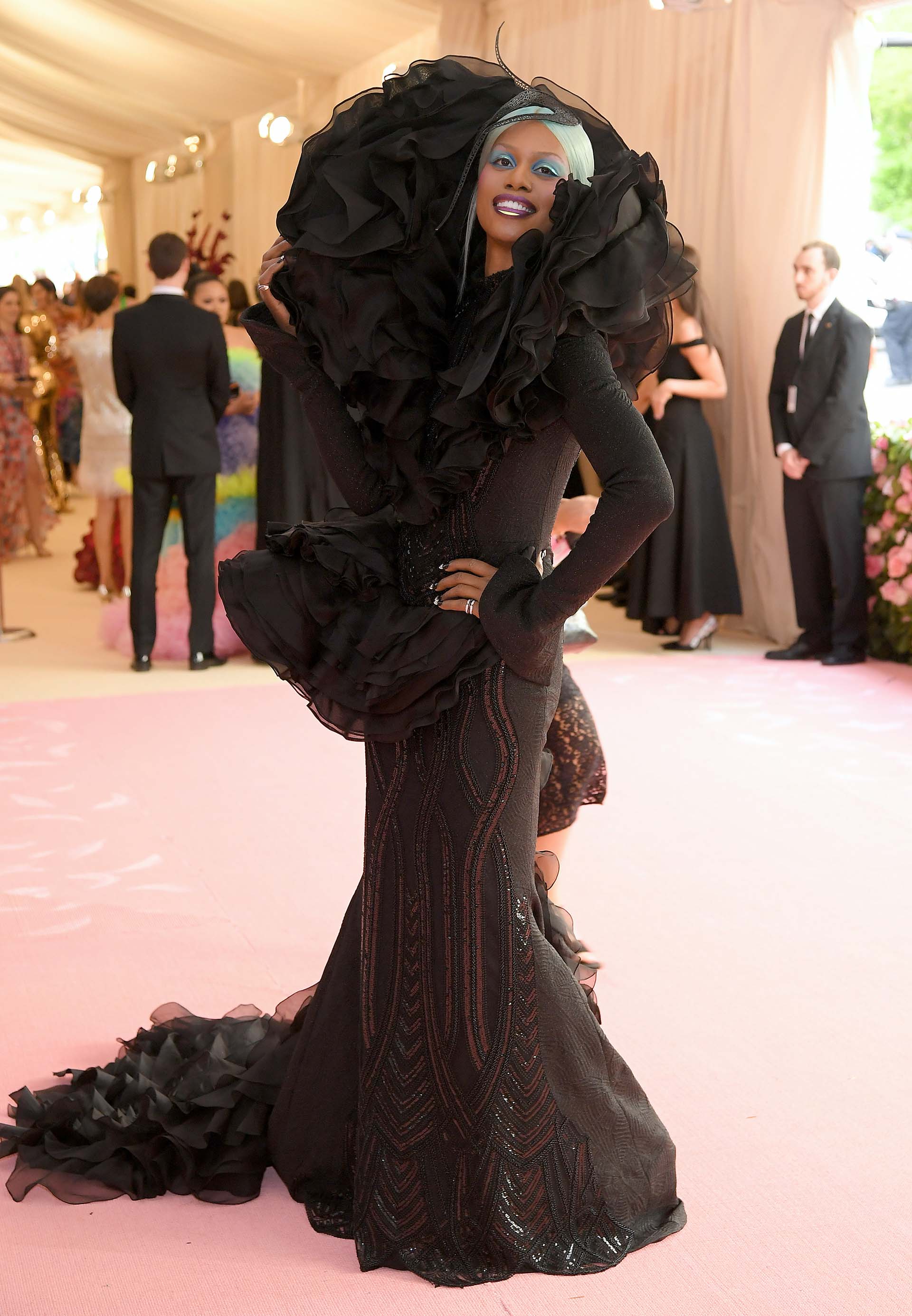 Laverne Cox lució una pieza increíble de Christian Vincent Siriano, el diseñador y miembro del Consejo de Diseñadores de Moda de América, con apliques de strass, volados y transparencias