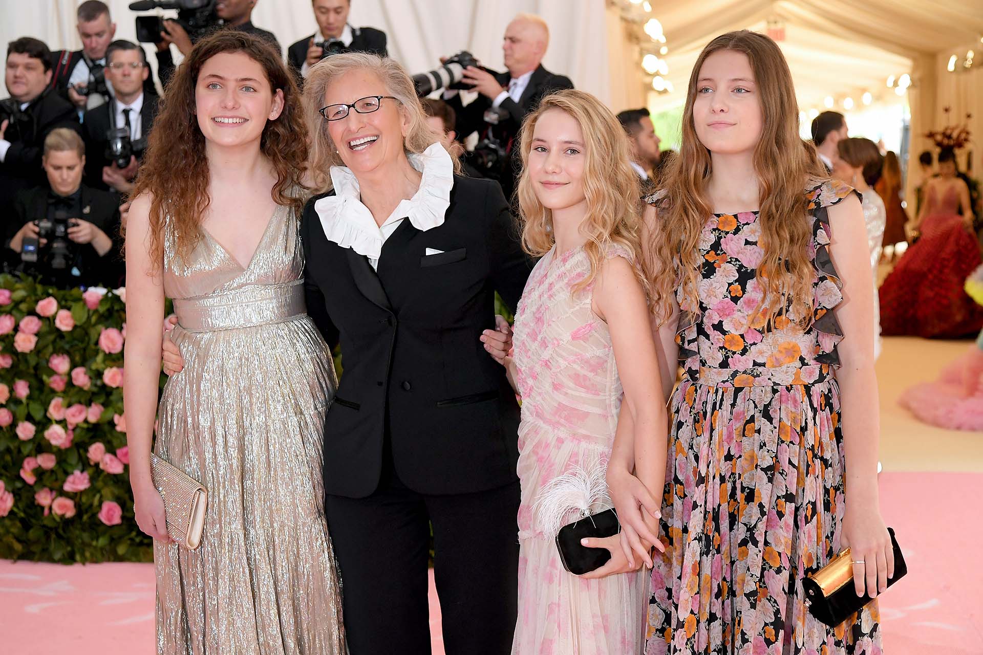 Annie Leibovitz con sus hijas Sarah Cameron Leibovitz, Samuelle Rhinebeck y Susan Leibovitz, optaron por atuendos quizás menos arriesgados que se inclinan a un look boho chic