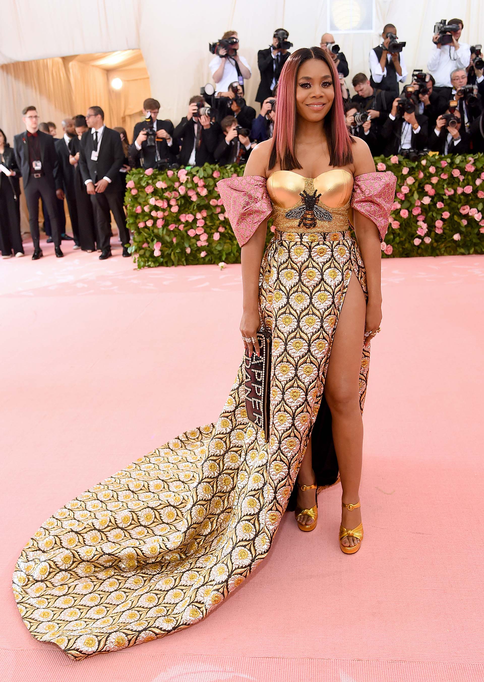 La actriz estadounidense Regina Hall hizo honor a la alfombra rosa con mechones de cabello en color pastel
