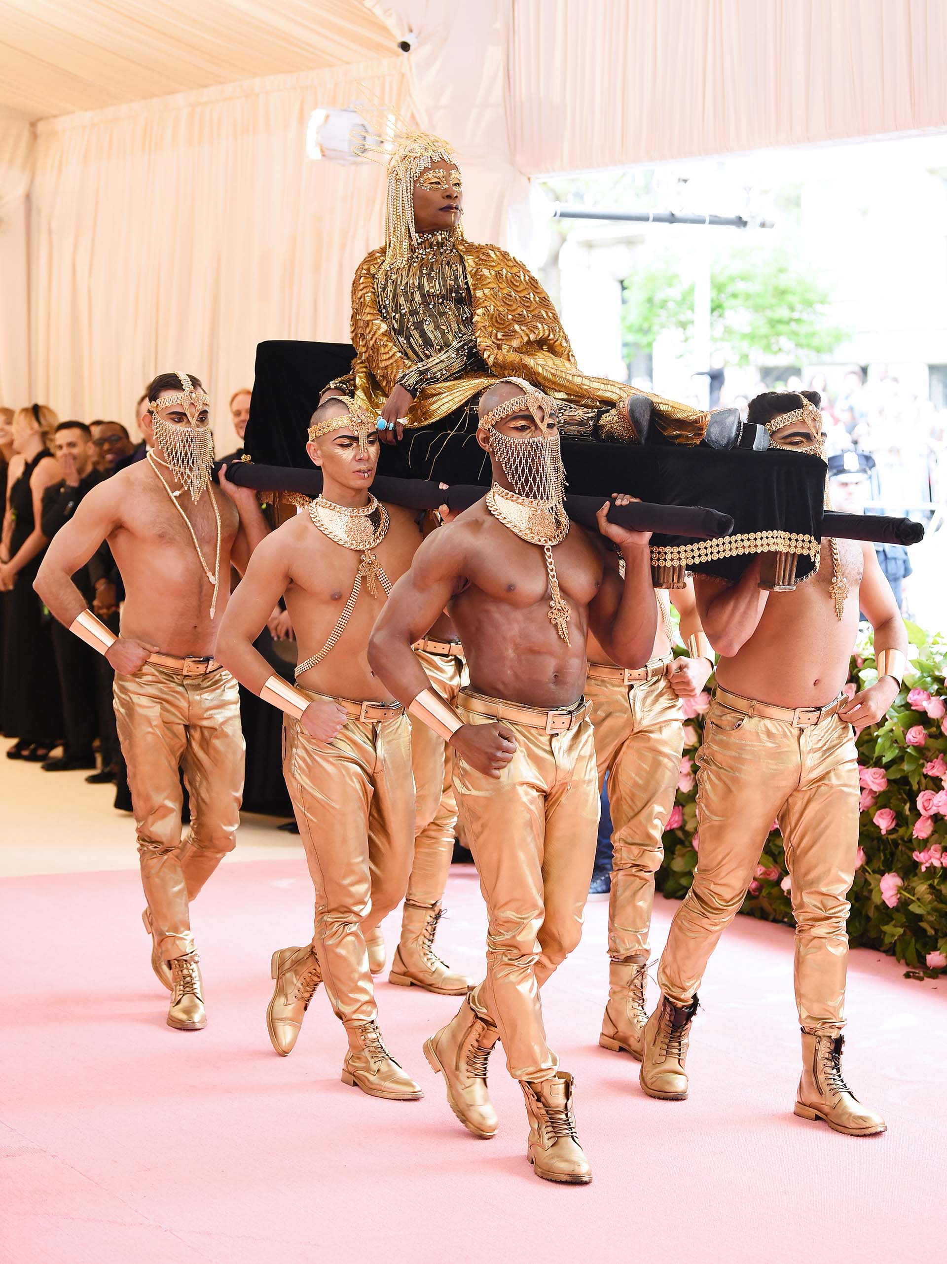 Billy Porter ofreció una de las postales imperdibles de la velada. Arribó a cuestas de seis hombres, en una puesta teatral inspirada en el Antiguo Egipto