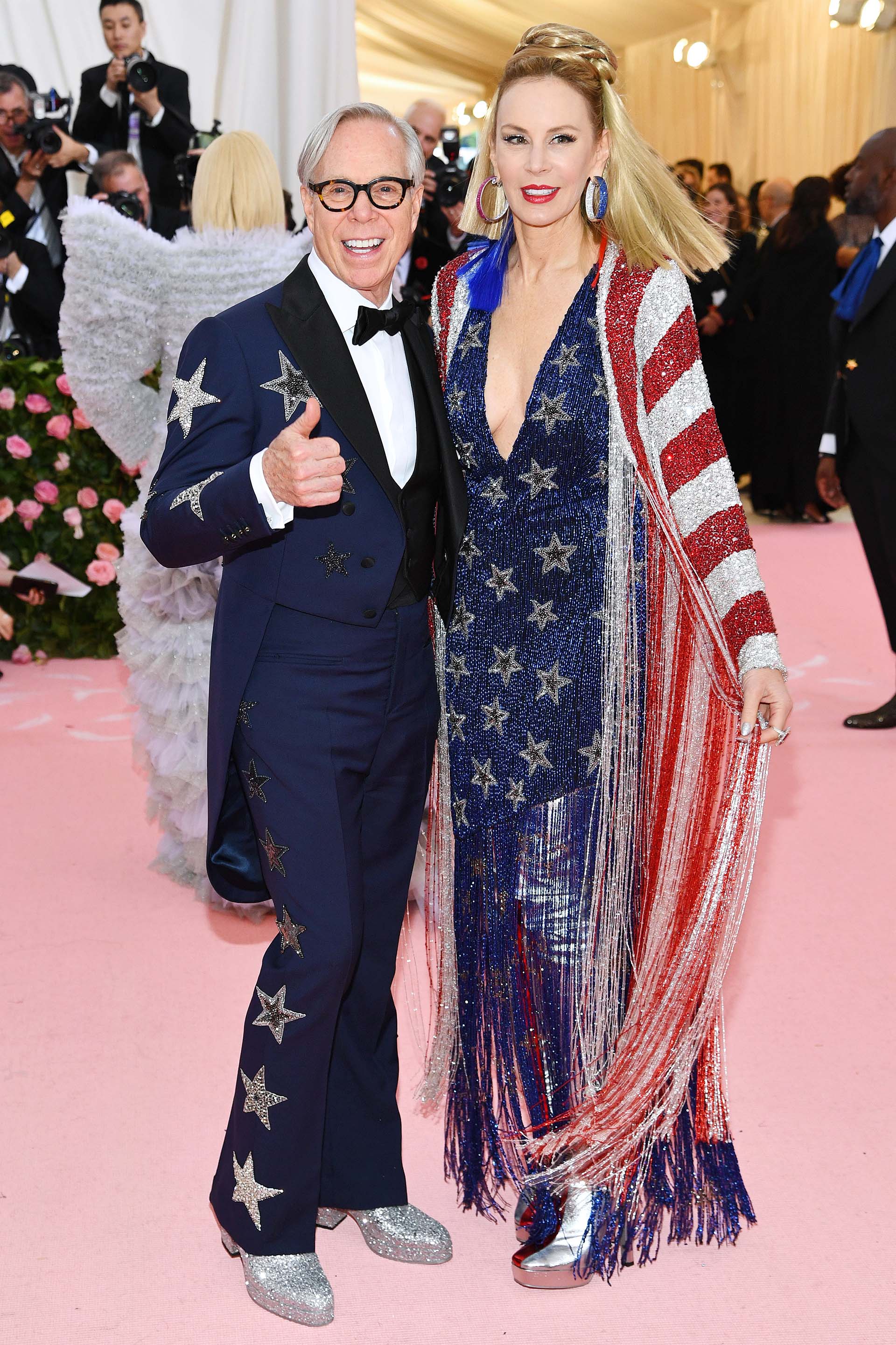 Tommy Hilfiger y Dee Hilfiger lucieron looks patriotas ochentosos de flecos, lentejuelas y mucho glitter