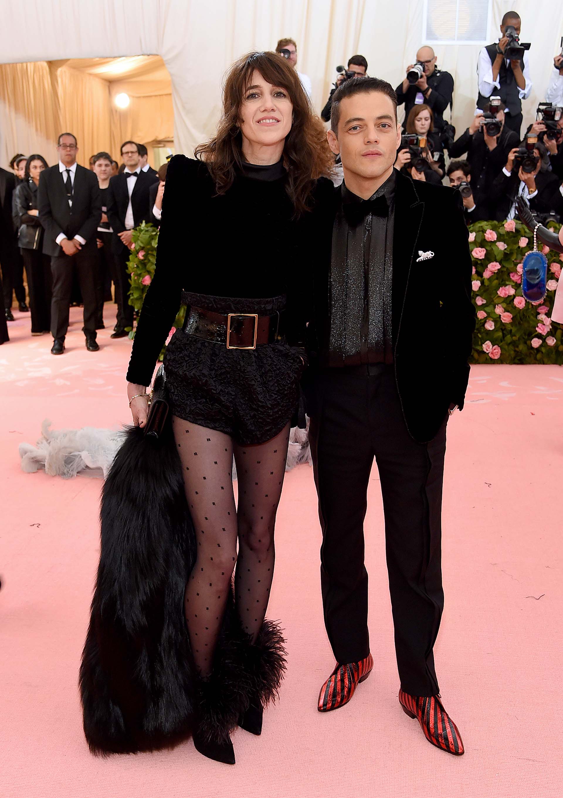 Charlotte Gainsbourg por Saint Laurent y Rami Malek, ambos con un look total black