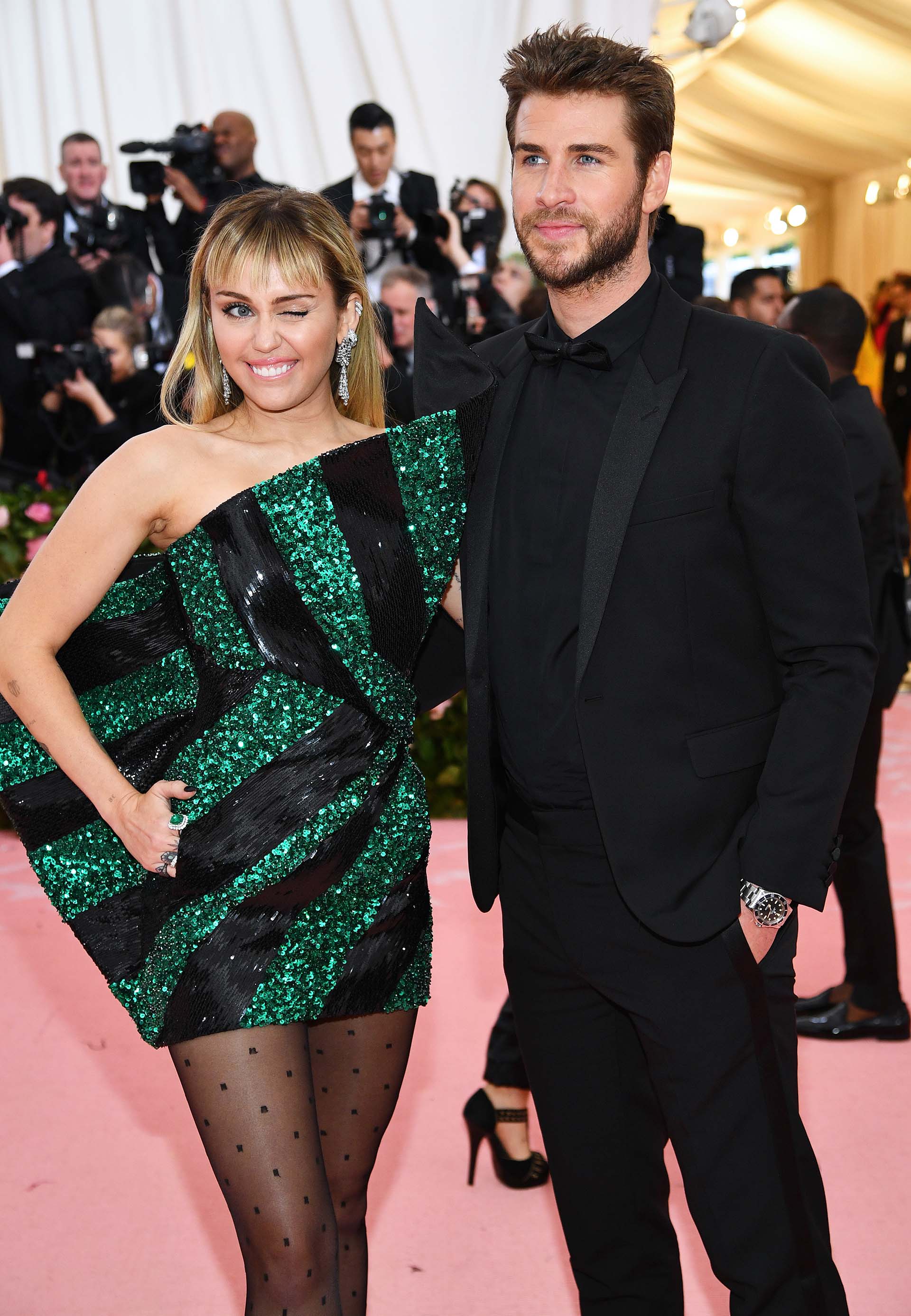 Inseparables, Miley Cyrus y Liam Hemsworth desfilaron en la alfombra roja