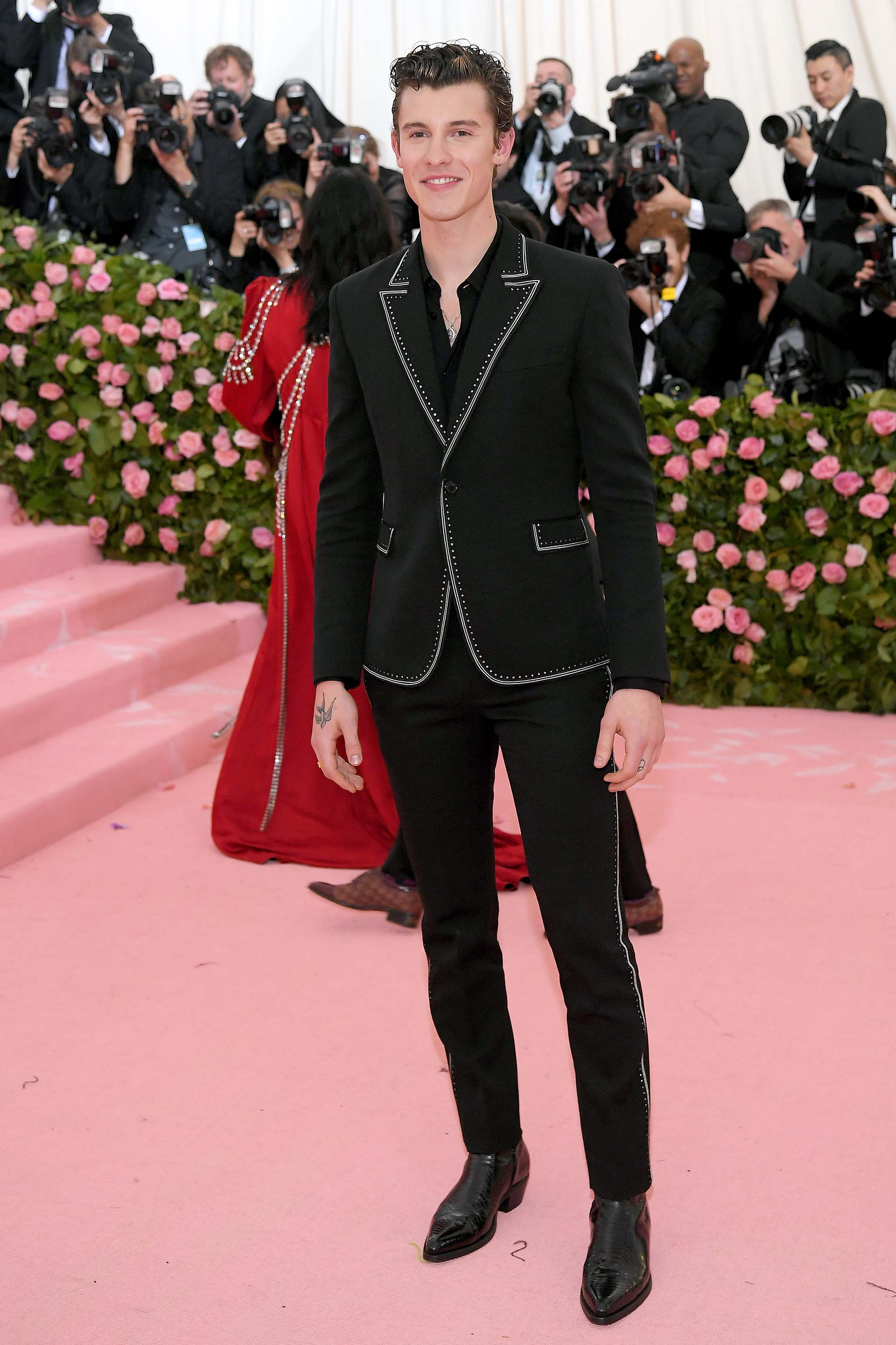 Shawn Mendes optó por un sencillo traje negro con detalles de costuras en blanco