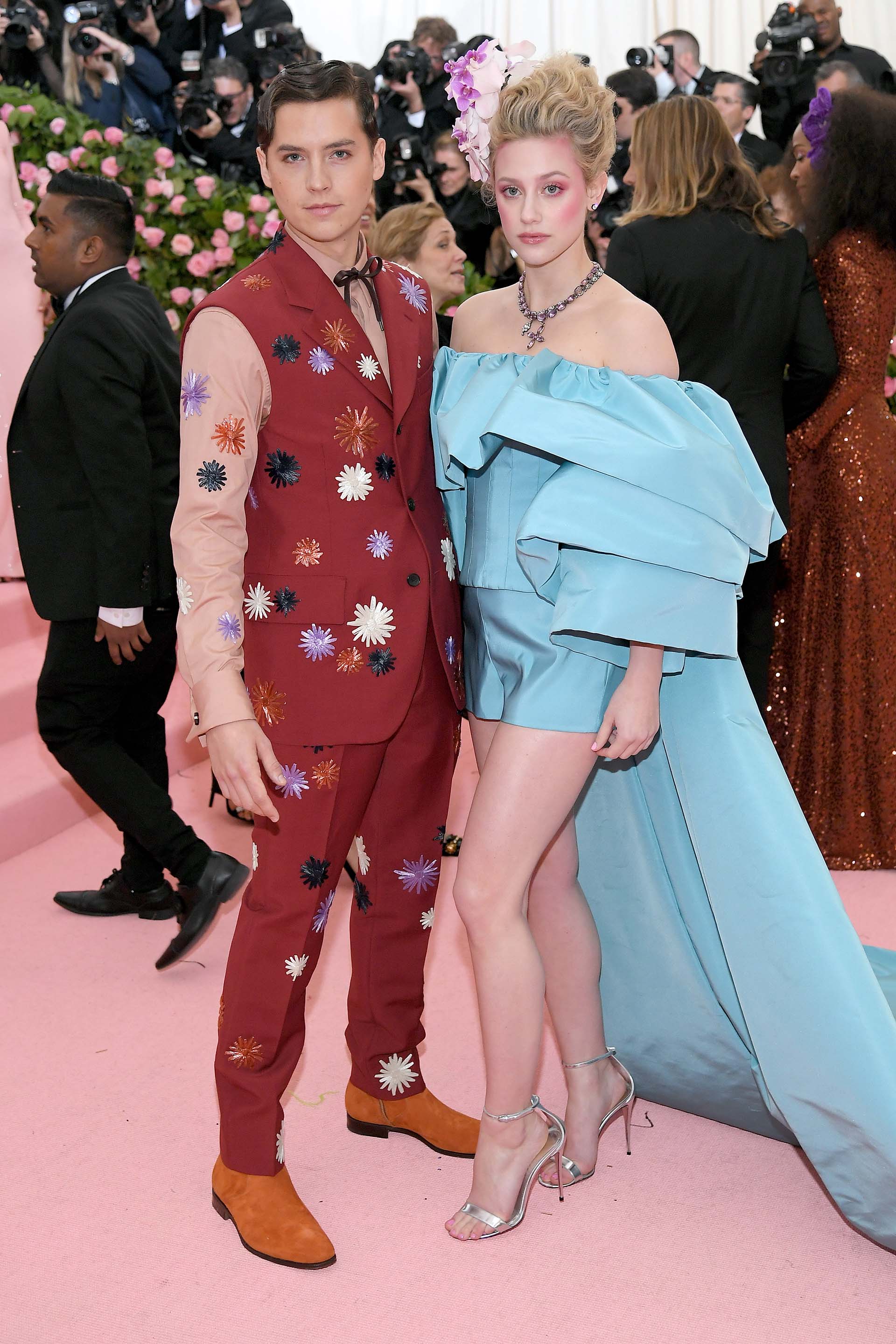 Cole Sprouse y Lily Reinhart son pareja dentro y fuera de la ficción que protagonizan, ‘Riverdale’, y sin dudas sus outfits estaban amalgamados
