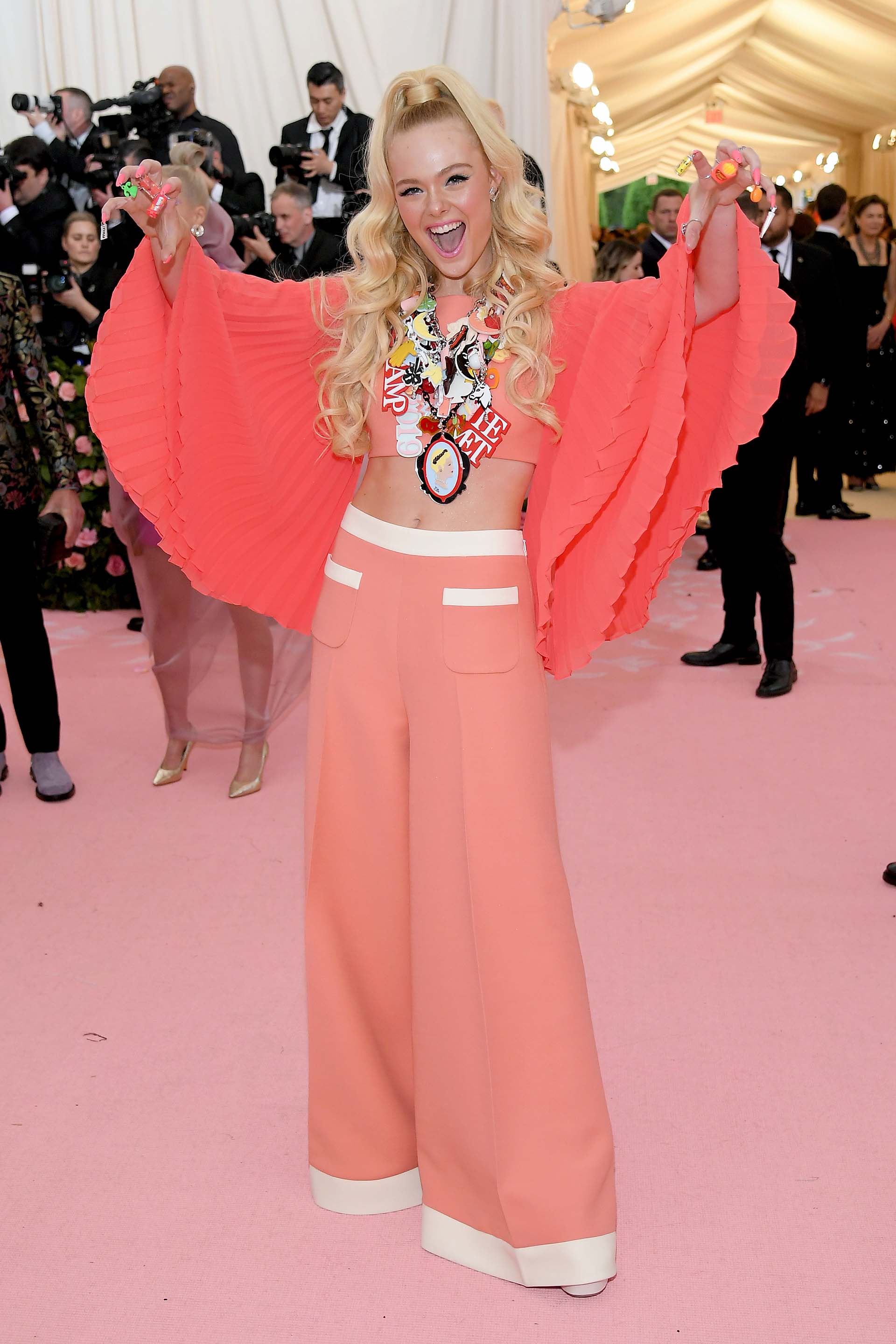 Parches, apliques y colores fueron los protagonistas del look salmón de la joven actriz Elle Fanning