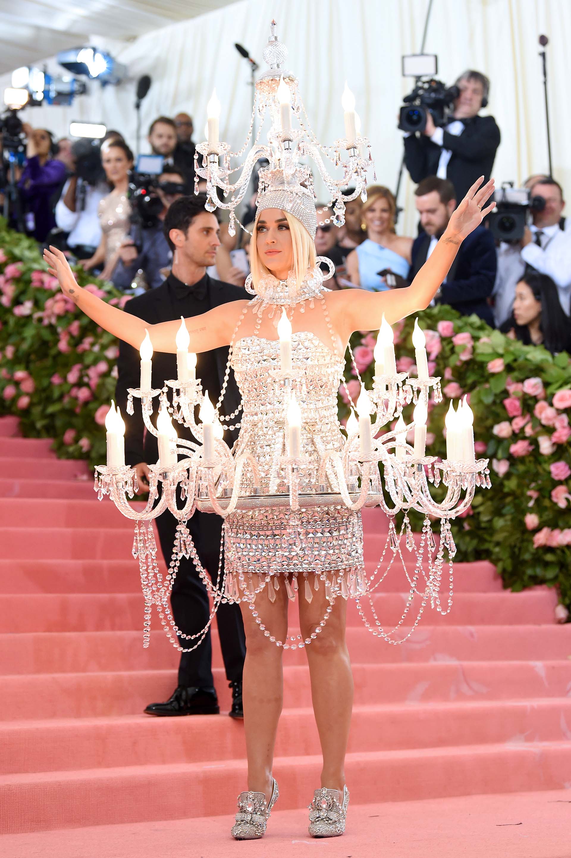 Katy Perry Katy llegó para iluminar la alfombra rosa de la Gala Met vestida de candelabro