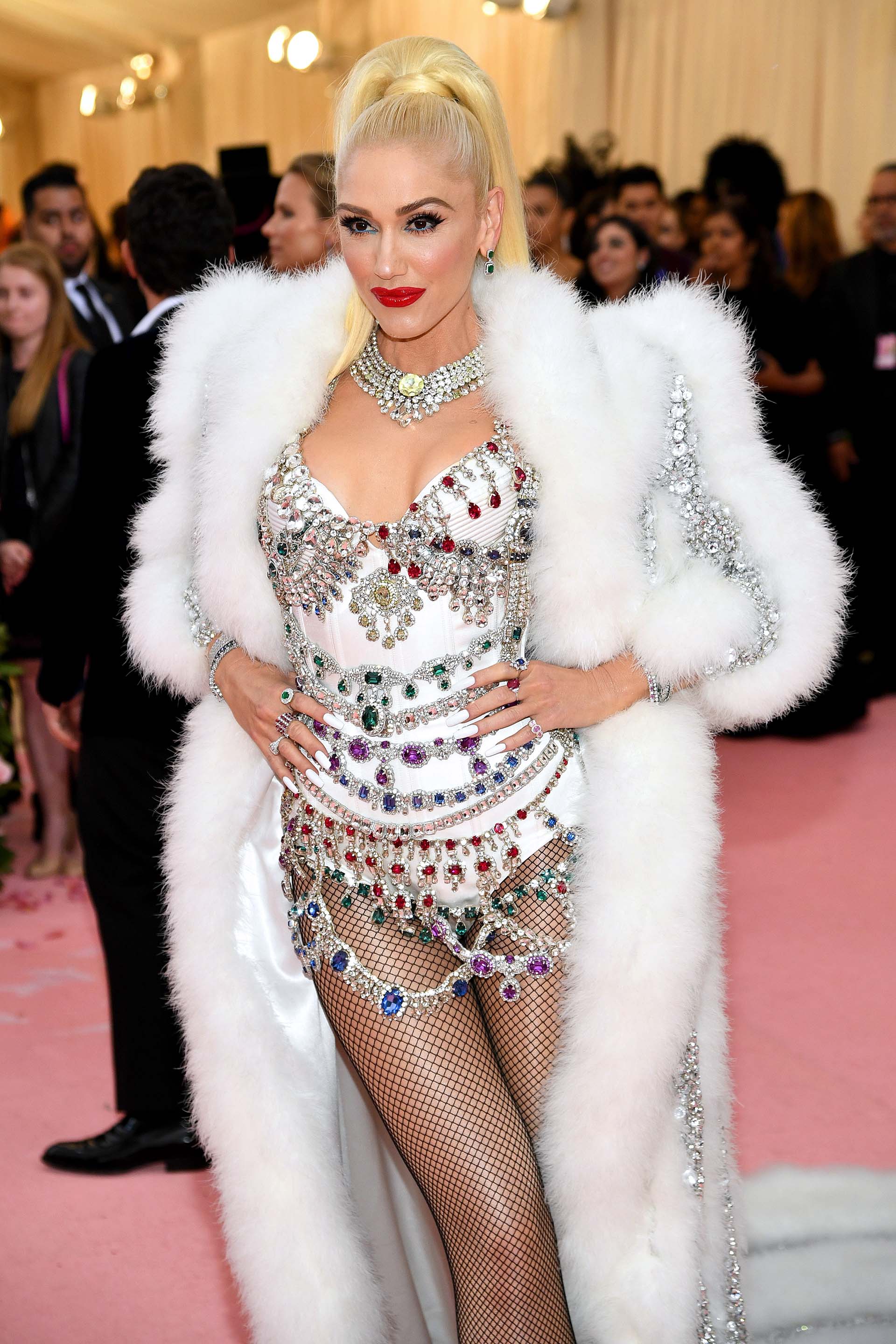 La cantante Gwen Stefani lució un body de strass, medias de red y tapado de piel. Las colas de caballo fueron uno de los peinados más utilizados