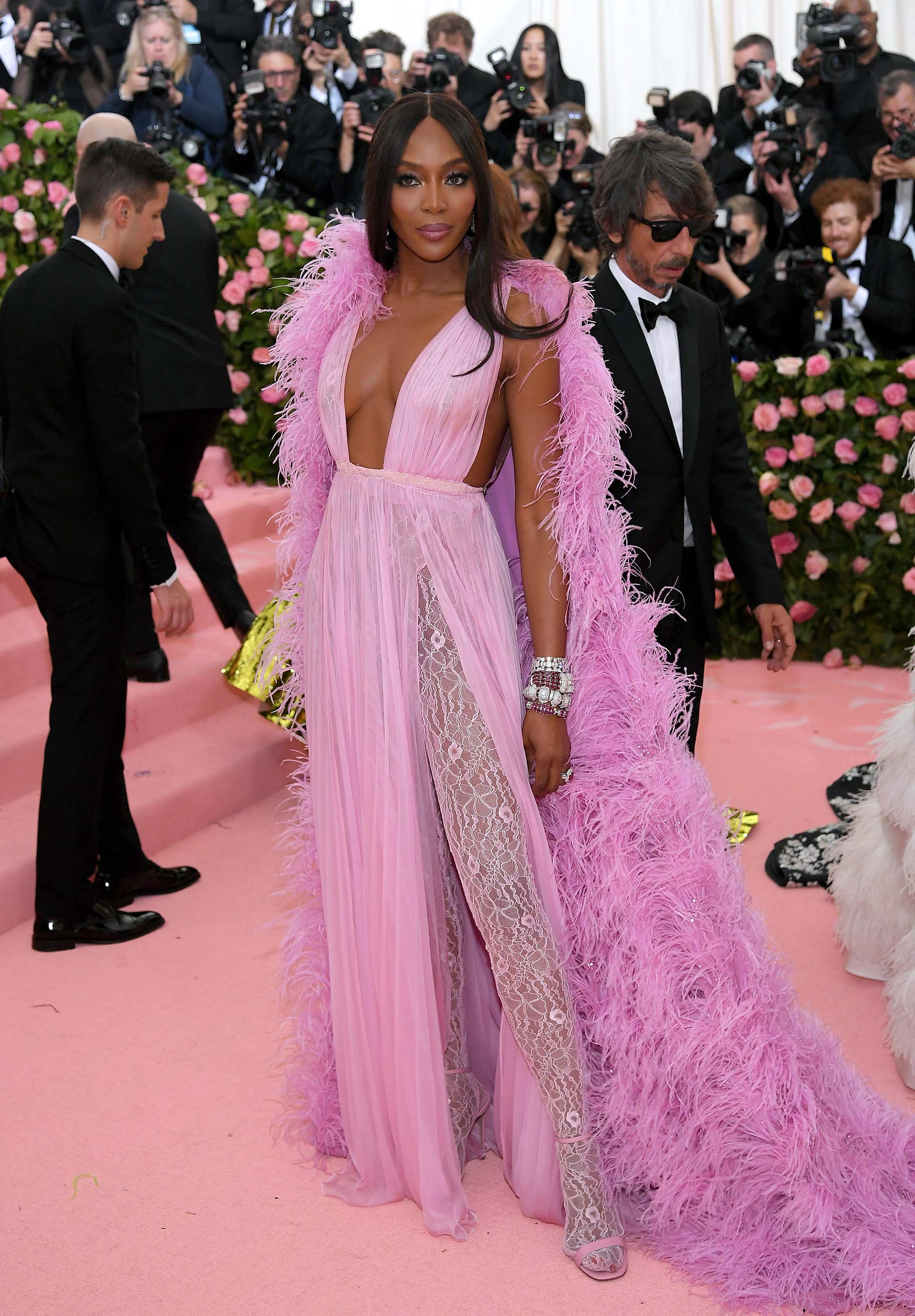 La supermodelo Naomi Campbell optó por un look total pink de pies a cabeza