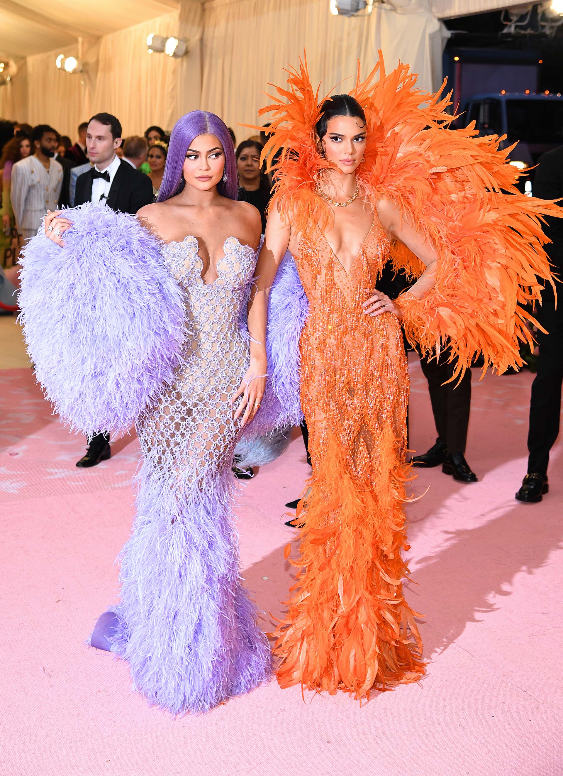 Las hermanas Kylie Jenner y Kendall Jenner se hicieron esperar pero sin dudas la espera valió la pena. Ambos diseños de Versace, en color lavanda y naranja, se llevaron todas las miradas