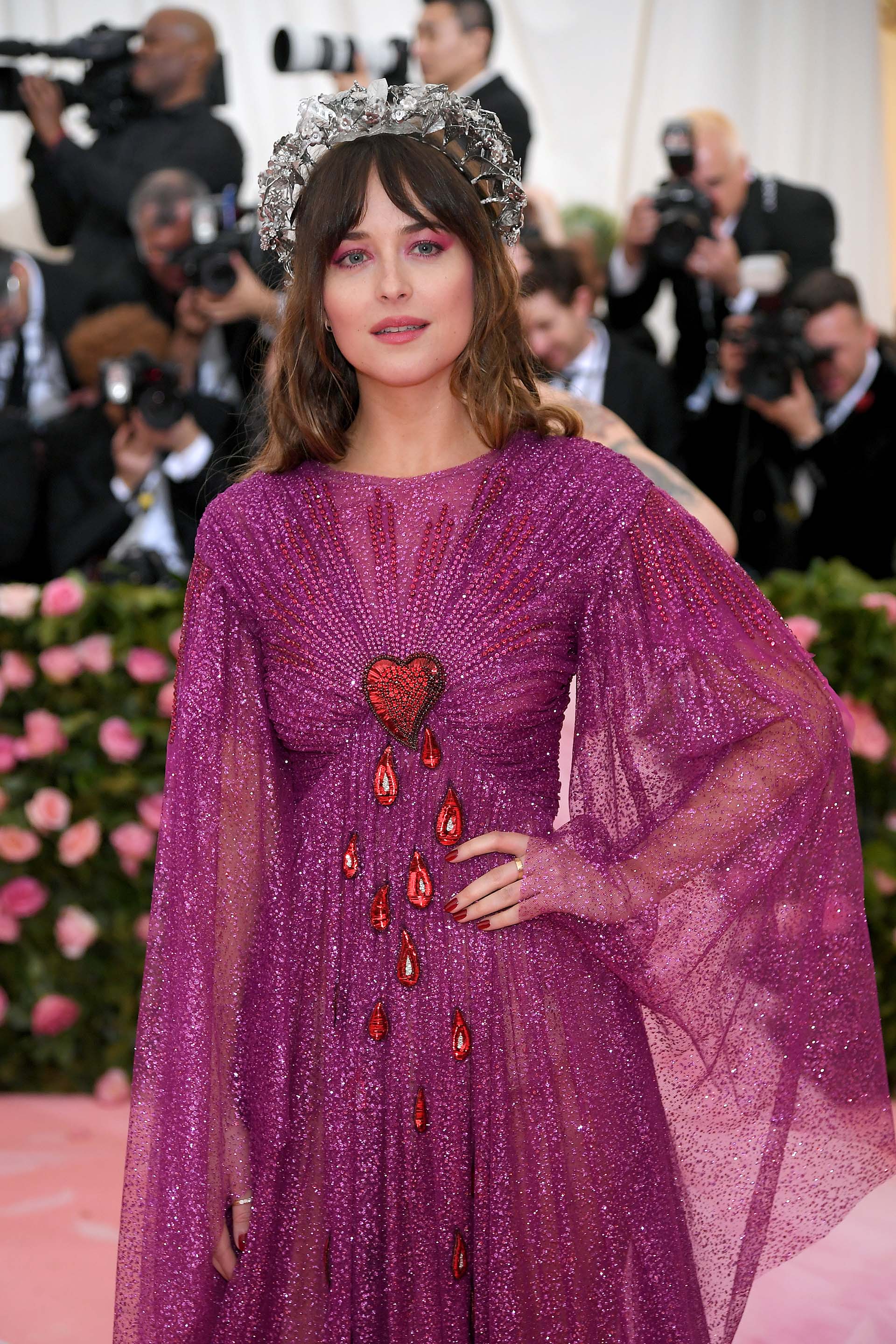Dakota Johnson también confió en la firma de lujo italiana para la creación de un vestido morado by Gucci