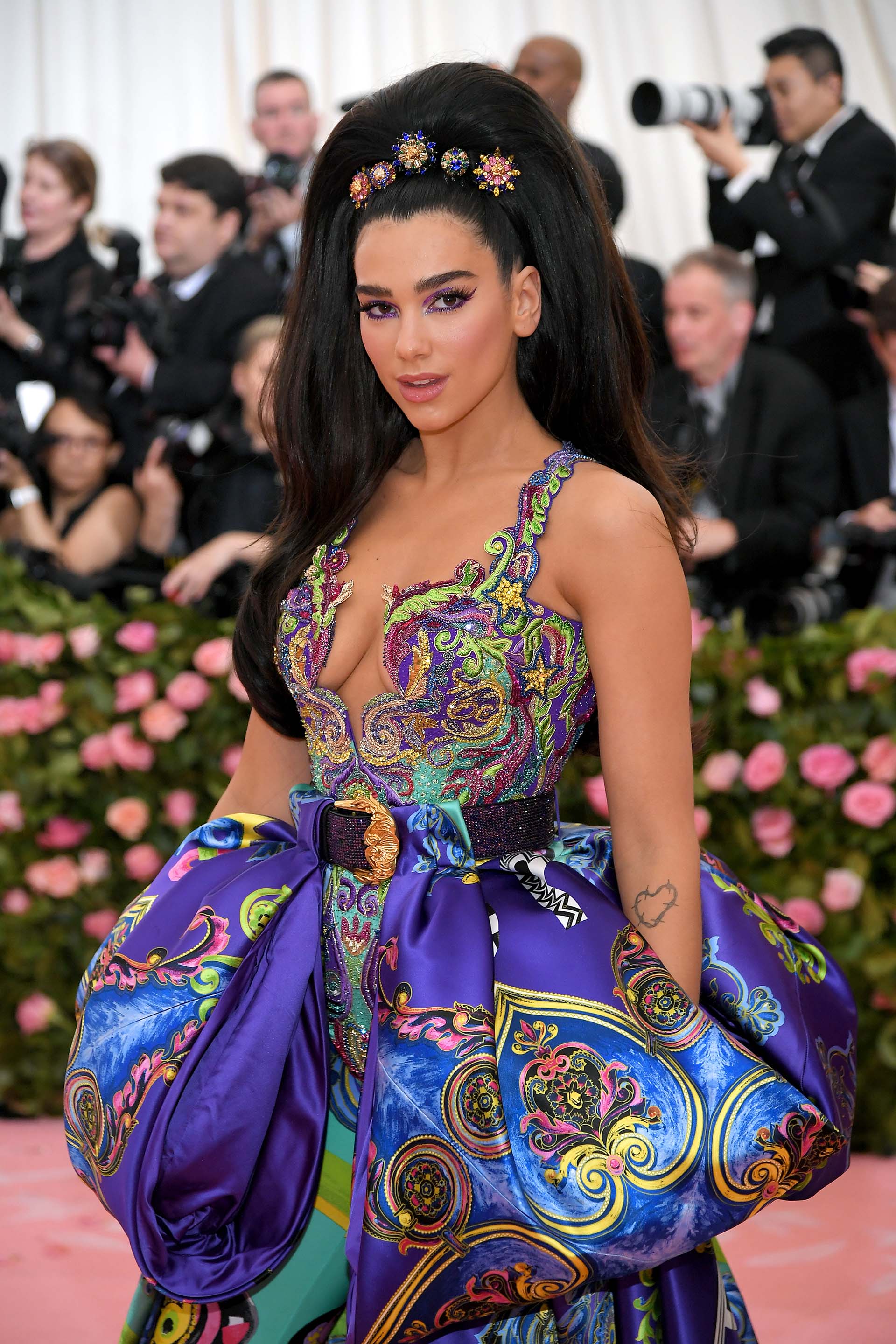 La estrella británica Dua Lipa lució uno de los outfits más comentados en las redes sociales. La firma Versace estuvo a cargo de gran parte de las piezas que eligieron las celebirdades