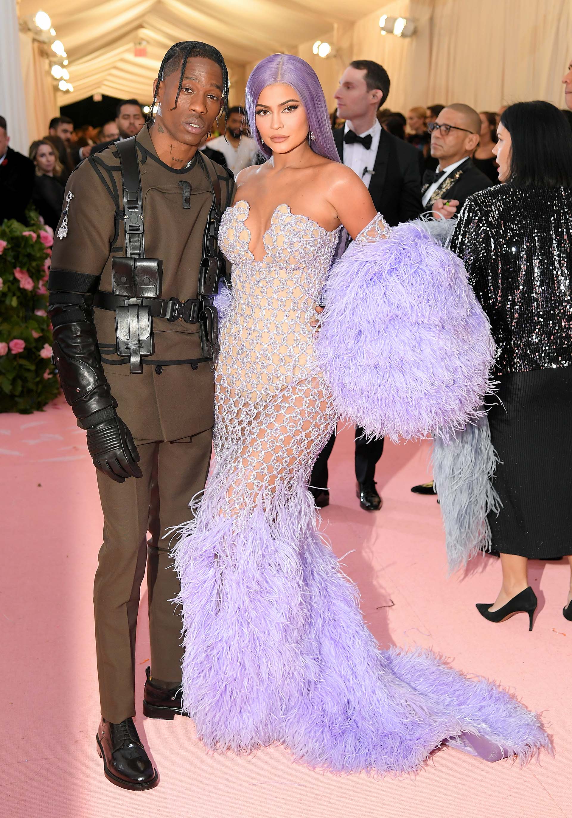 Travis Scott, incluso9 al lado de Kylie Jenner, no pasó desapercibido con su outfit creado por Dior