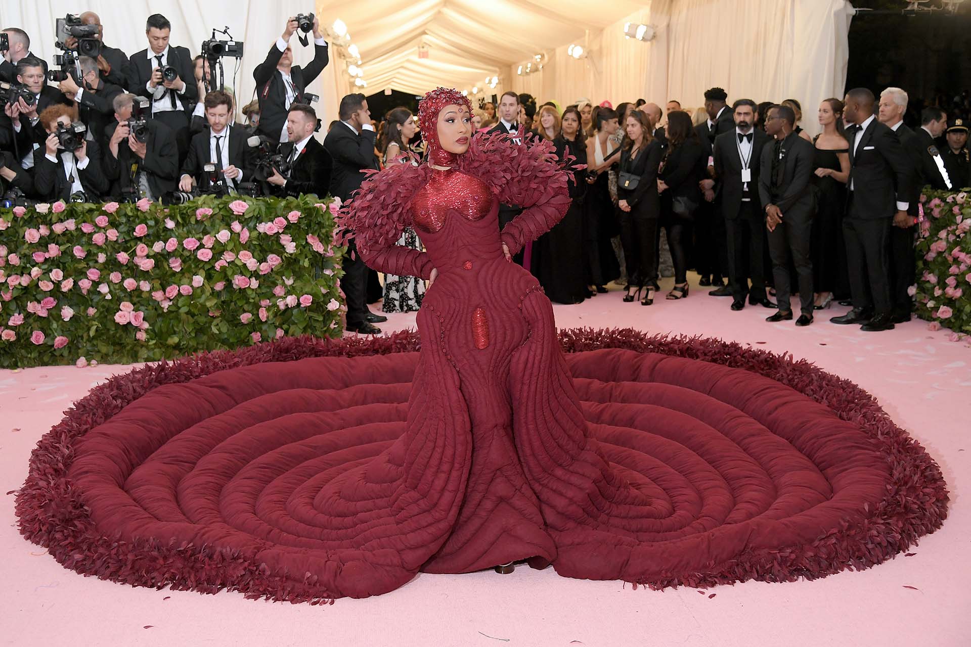 Este año se esperaban en la #MetGala los looks más extravagantes del año y parece que la cantante y rapera estadounidense Cardi B cumplió con el propósito