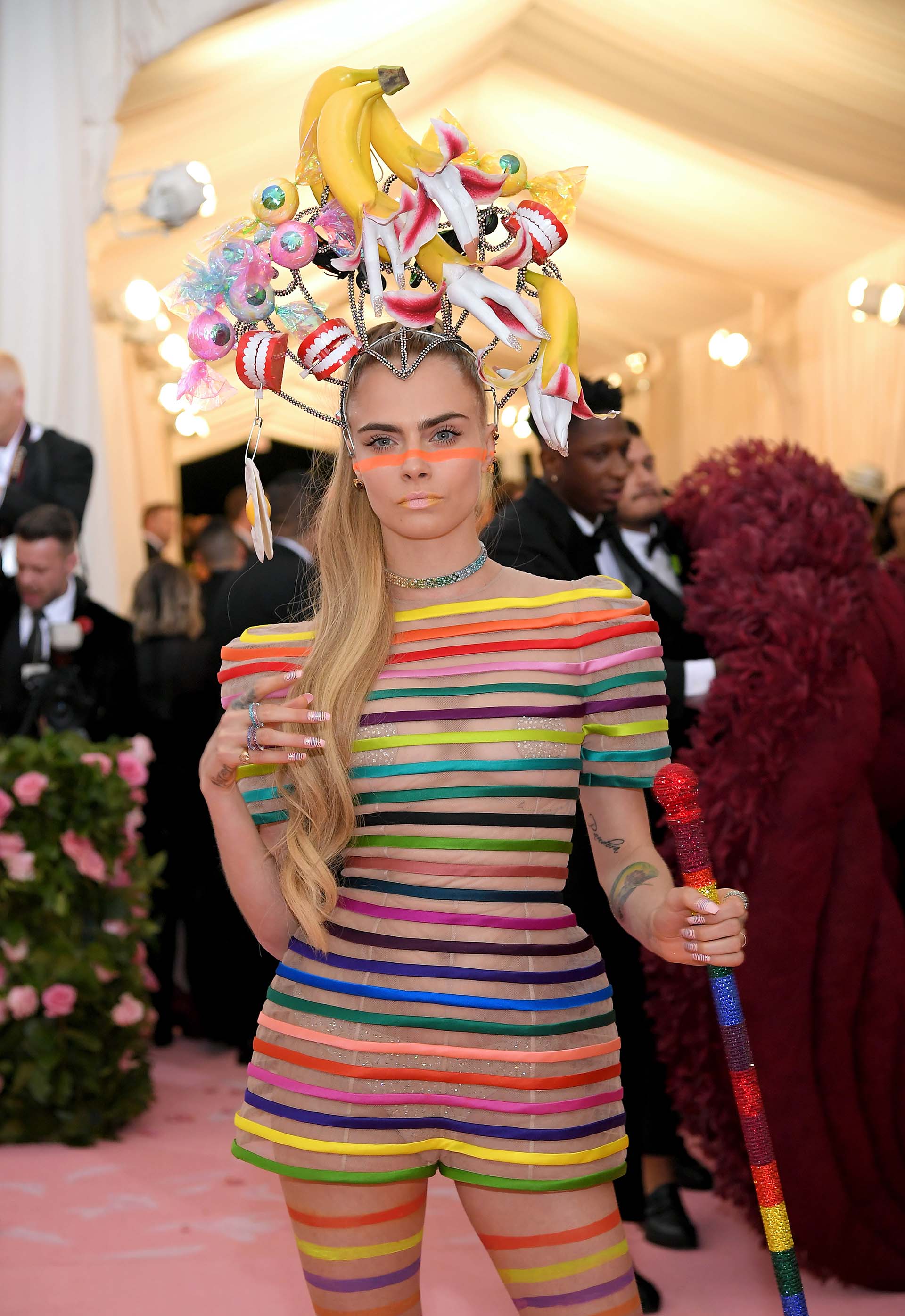 Caramelos, frutas y tiras multicolores, una vez más Cara Delevingne acierta con su look al 100%