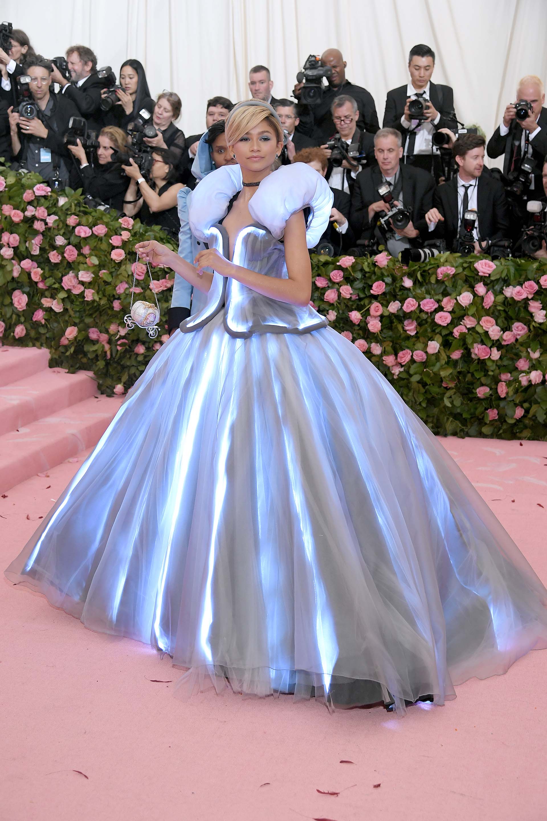 Clásica pero futurista y con un toque de Cenicienta, Zendaya optó por un vestido tecnológico de Tommy Hilfiger, que contaba con su propia iluminación