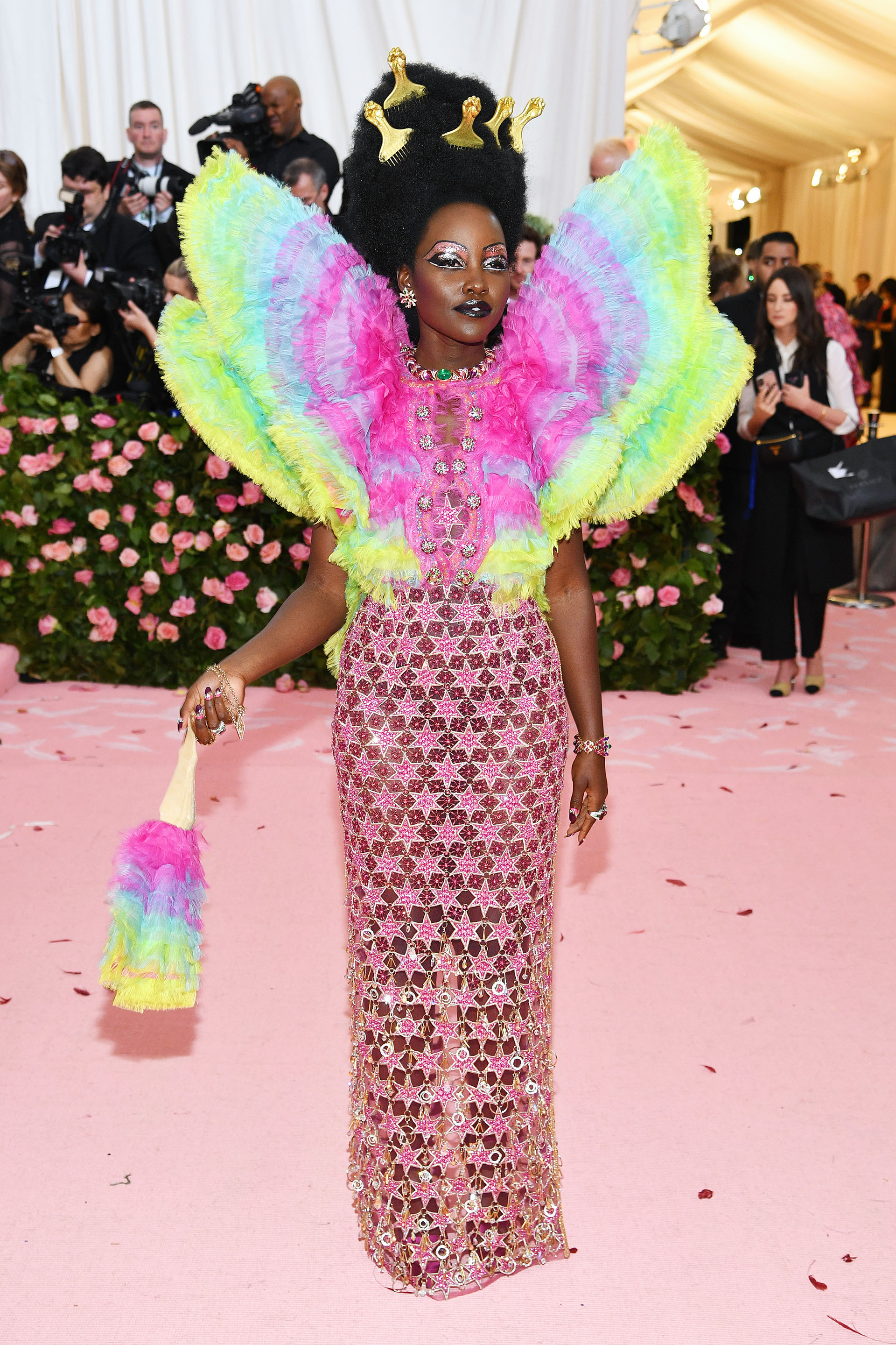 Afro queen: Lupita Nyong’o no quiso pasar desapercibida. El maquillaje, el peinado y el vestido por Valentino, cada uno habla por sí solo