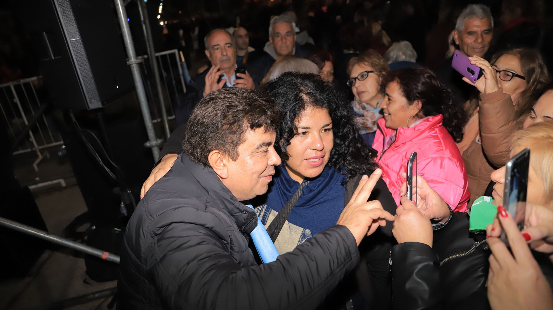 Espinoza, durante la vigilia, una selfie y la V de la Victoria
