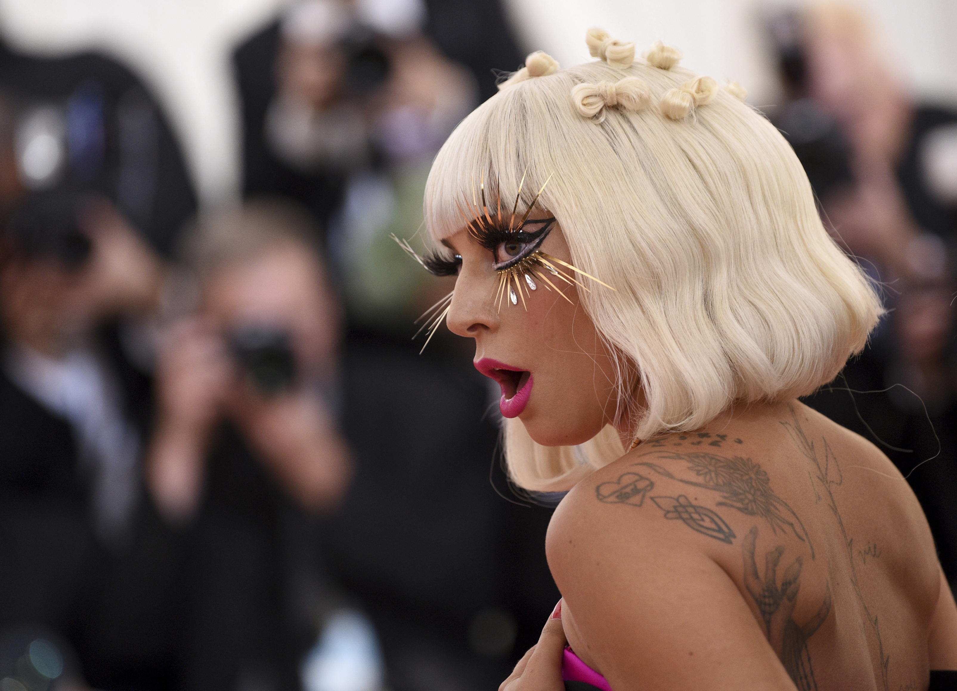 Lady Gaga llega a la gala benéfica del Instituto del Vestido del Museo Metropolitano de Arte para celebrar la inauguración de la exposición “Camp: Notes on Fashion” el lunes 6 de mayo de 2019 en Nueva York. (Foto Charles Sykes/Invision/AP)