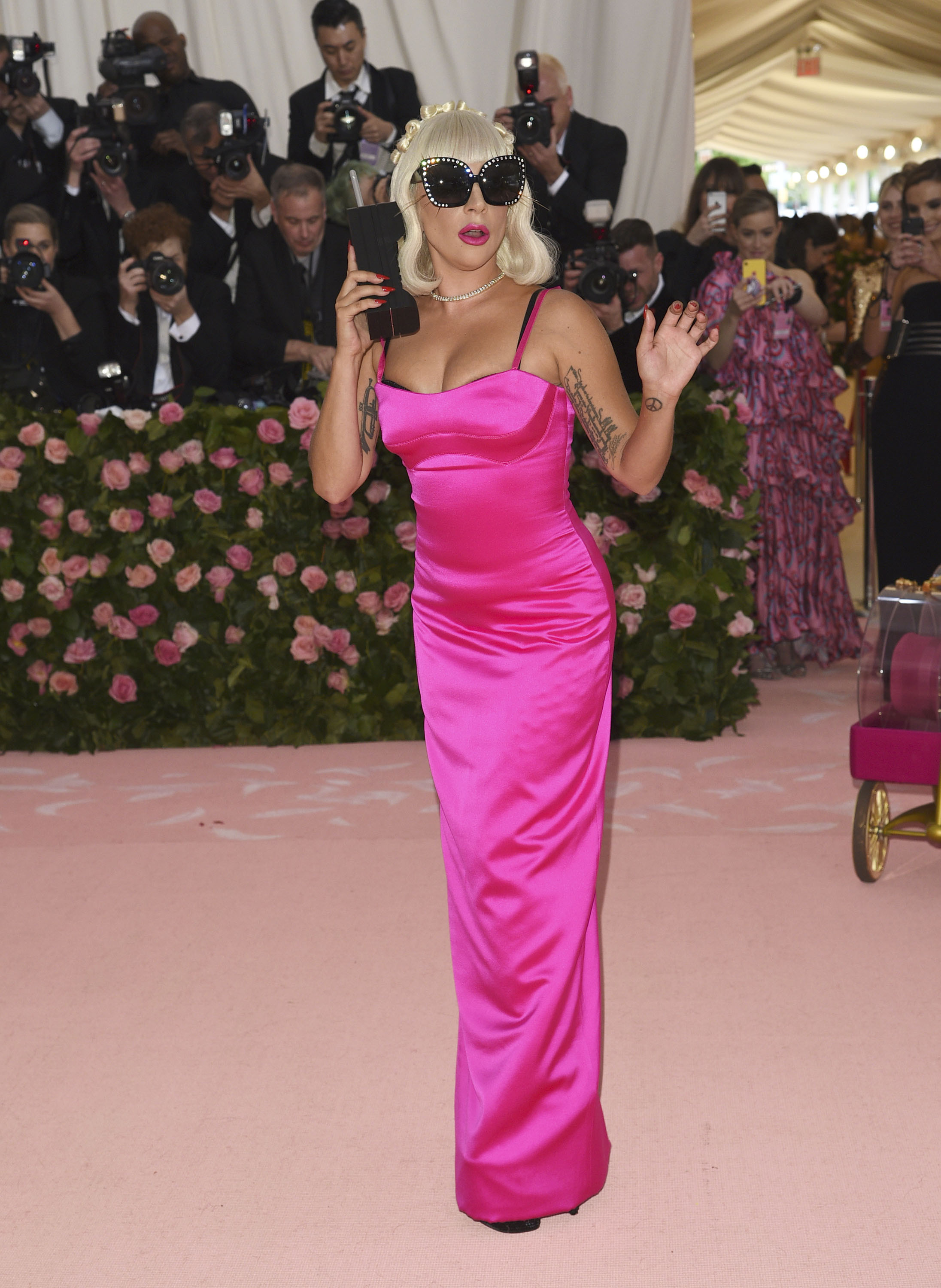 Lady Gaga llega a la gala benéfica del Instituto del Vestido del Museo Metropolitano de Arte para celebrar la inauguración de la exposición “Camp: Notes on Fashion” el lunes 6 de mayo de 2019 en Nueva York. (Foto Charles Sykes/Invision/AP)