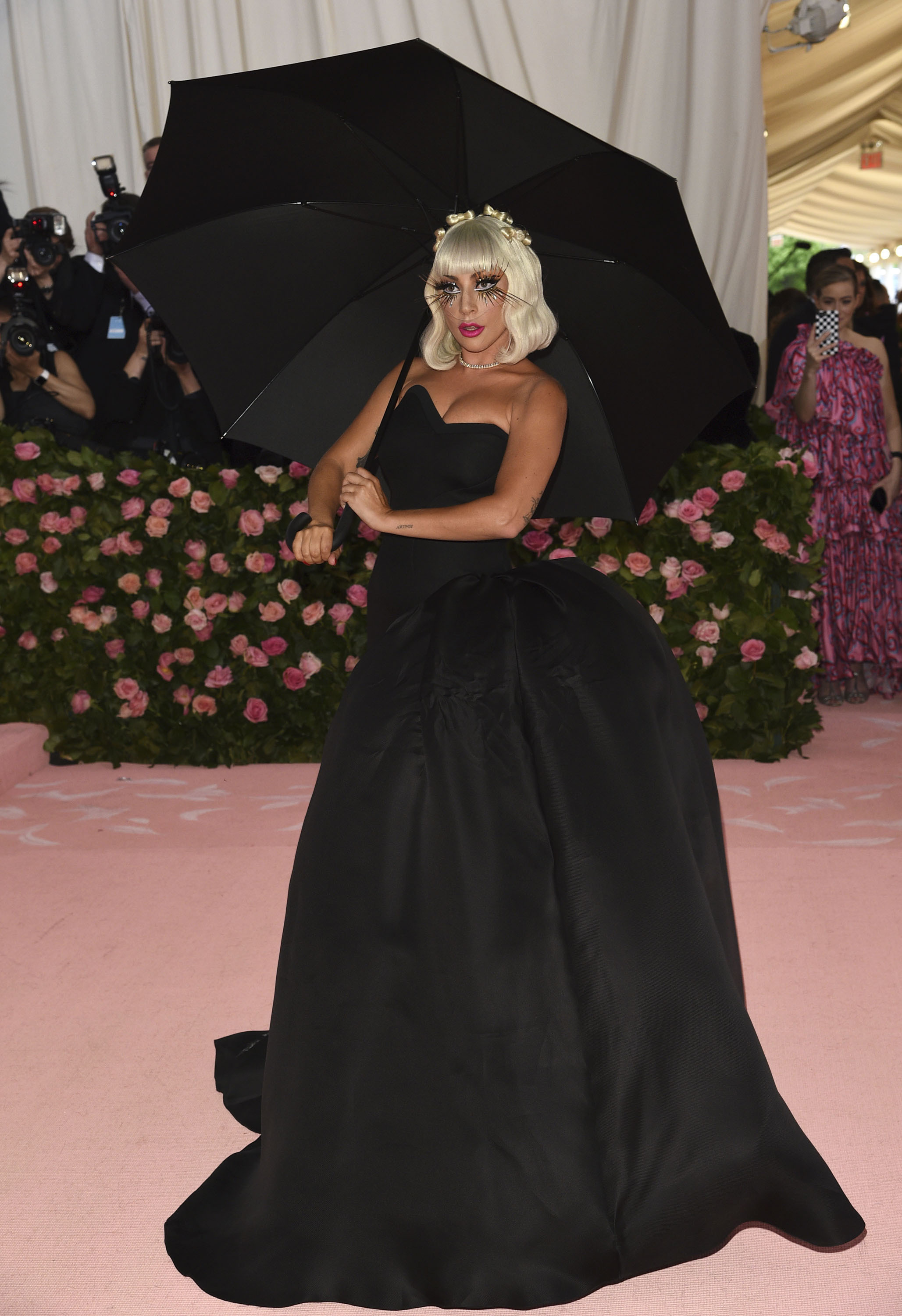 Lady Gaga llega a la gala benéfica del Instituto del Vestido del Museo Metropolitano de Arte para celebrar la inauguración de la exposición “Camp: Notes on Fashion” el lunes 6 de mayo de 2019 en Nueva York. (Foto Charles Sykes/Invision/AP)