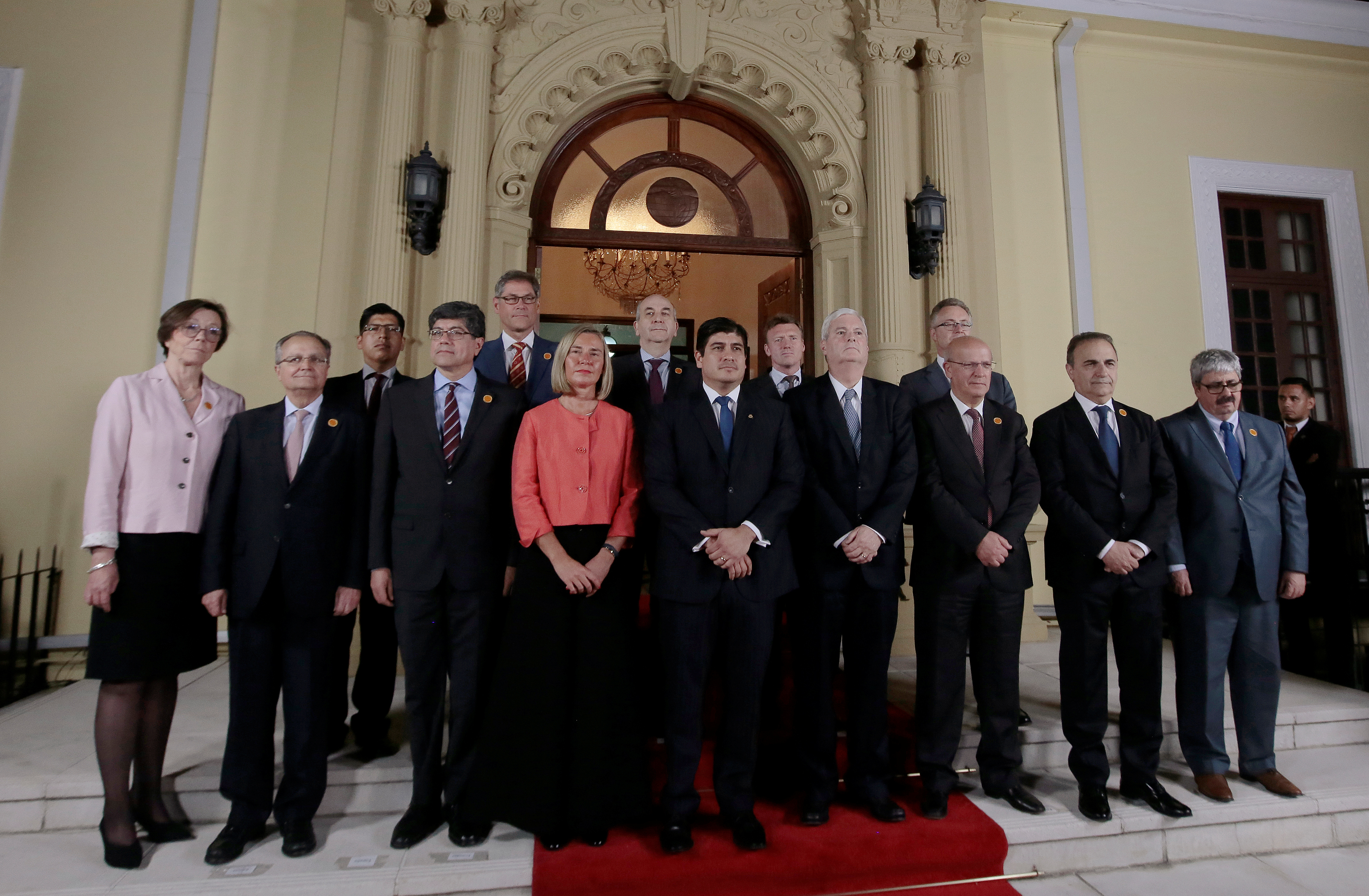 La Alta Representante de la Unión Europea Federica Mogherini y el presidente de Costa Rica Carlos Alvarado, posan con los representantes de los países del Grupo de Conctaco (REUTERS/Juan Carlos Ulate)