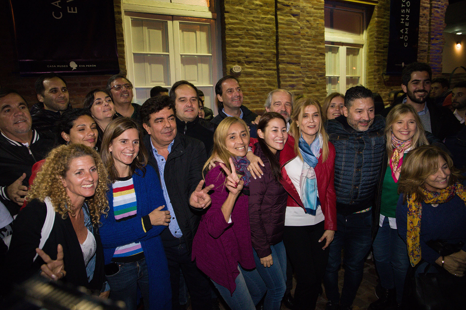 Espinoza, Magario, Menéndez, Álvarez Rodríguez posan con vecinos de Los Toldos