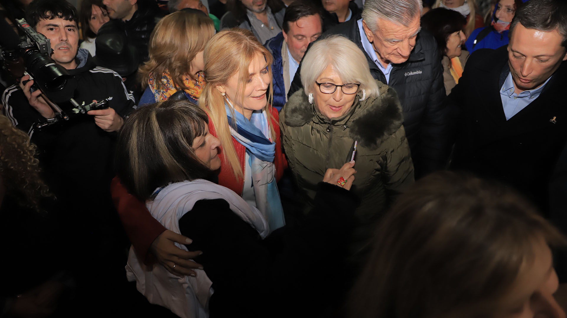 Selfies para Magario junto a militantes peronistas