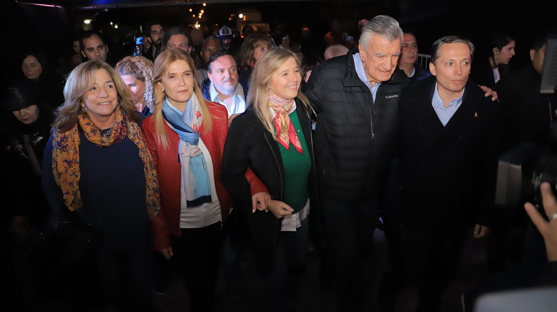 El lunes por la noche hubo una vigilia. En la foto, Verónica Magario, Cristina Álvarez Rodríguez, José Luis Gioja y Fernando Gray