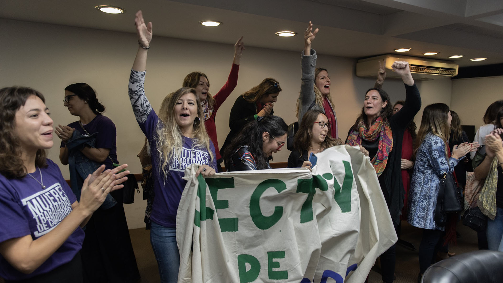 Los cánticos de empleadas judiciales autoconvocadas en el Consejo (Adrián Escandar)