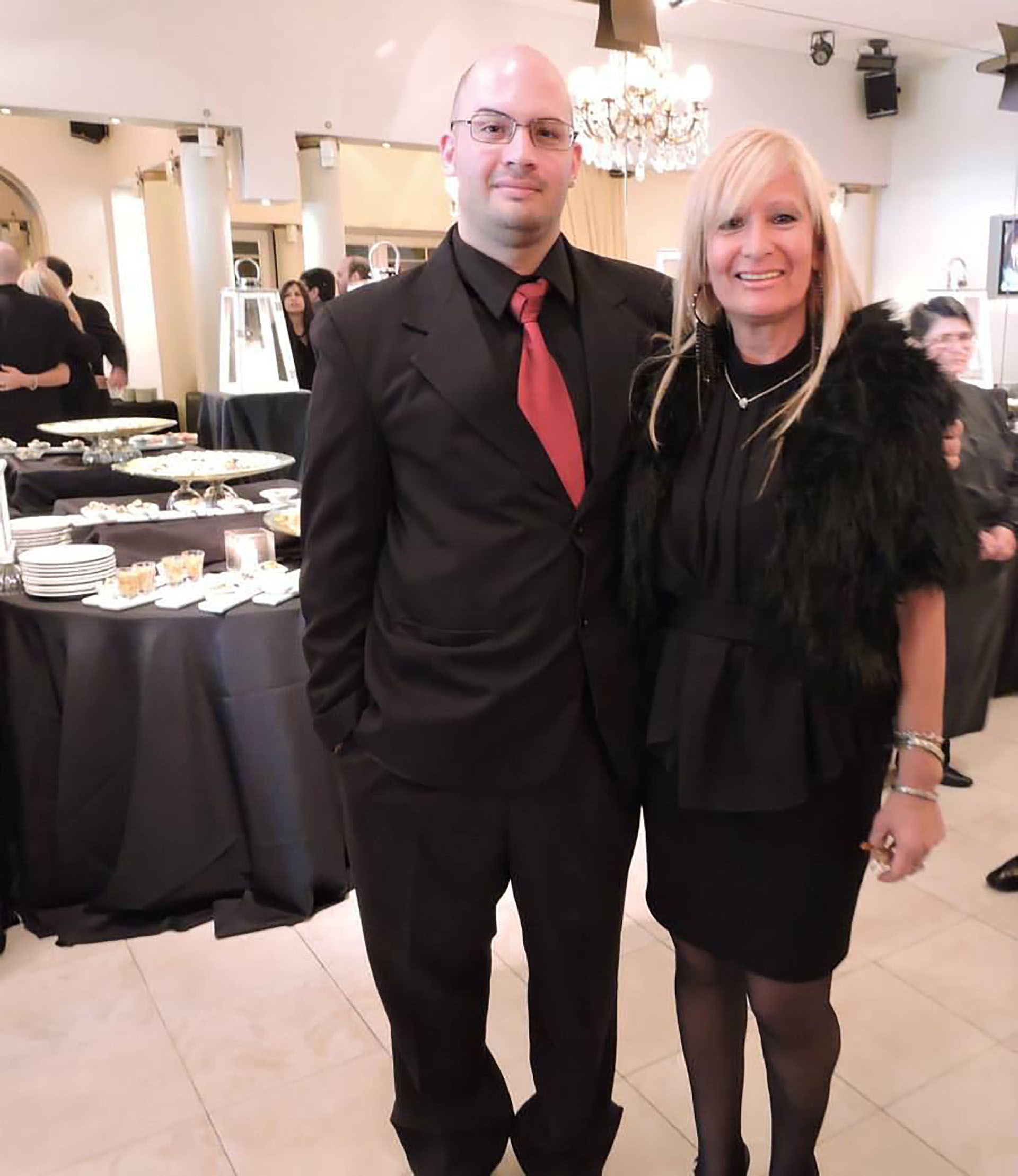 Nicolás Duarte junto a su madre, durante la celebración de una fiesta