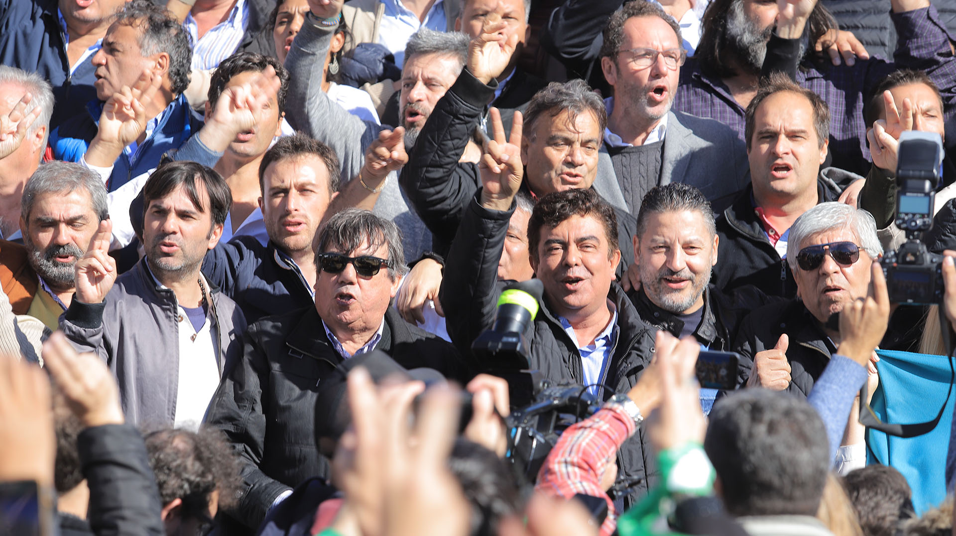 Hugo Moyano, Gustavo Menéndez, Fernando Espinoza, Víctor Santa María, Francisco Echarrenpaco du fueron algunos de los dirigentes que participaron de la convocatoria