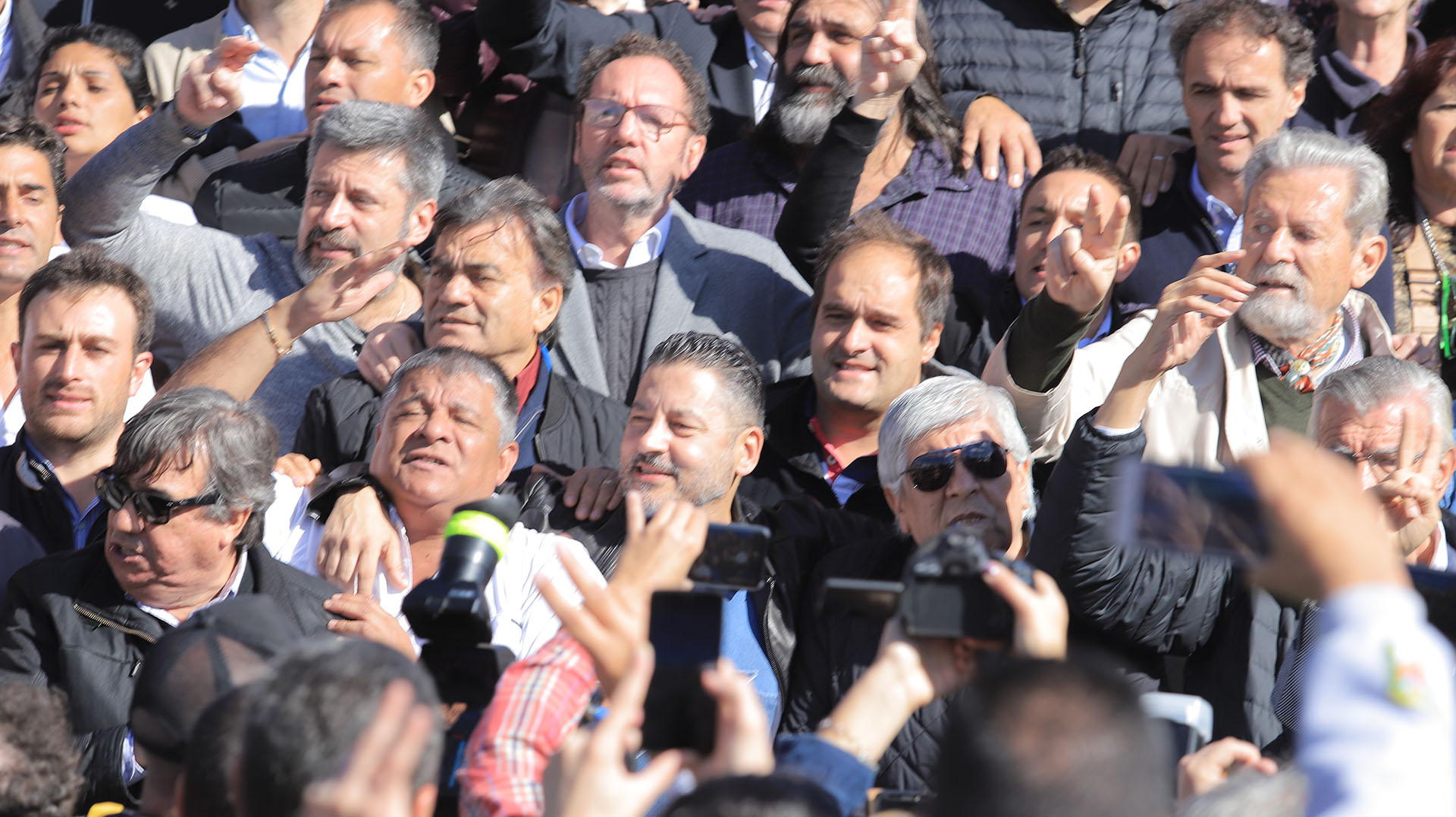 Roberto Baradel, Gabriel Katopodis, Walter Festa, Francisco “Barba” Gutiérrez, Carlos Kunkel, Gustavo Menéndez, Hugo Moyano, Eudardo Duhalde, José Luis Gioja y otros dirigentes del peronismo