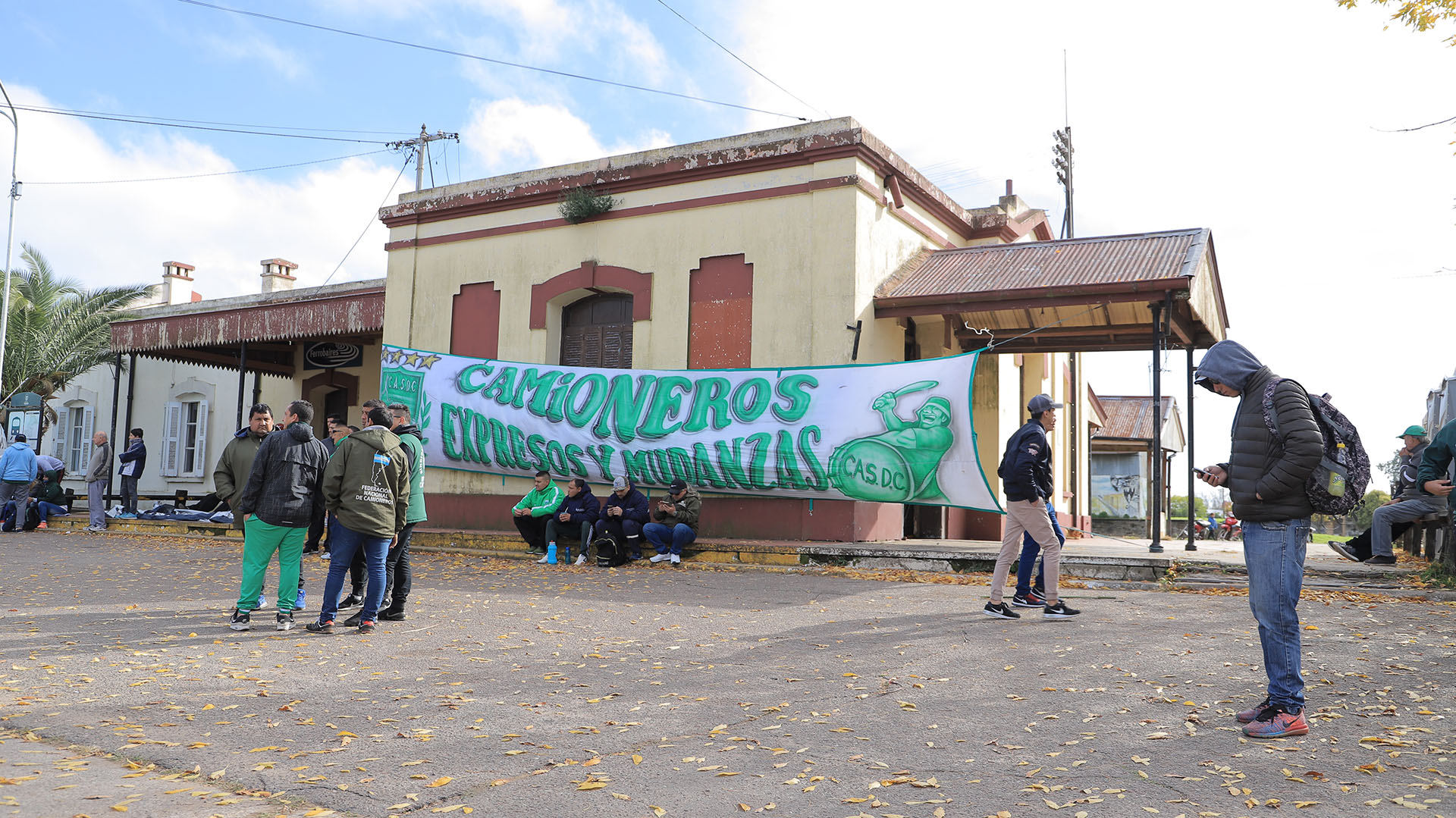 Hugo y Pablo Moyano llegaron a Los Toldos con gremialistas de Camioneros