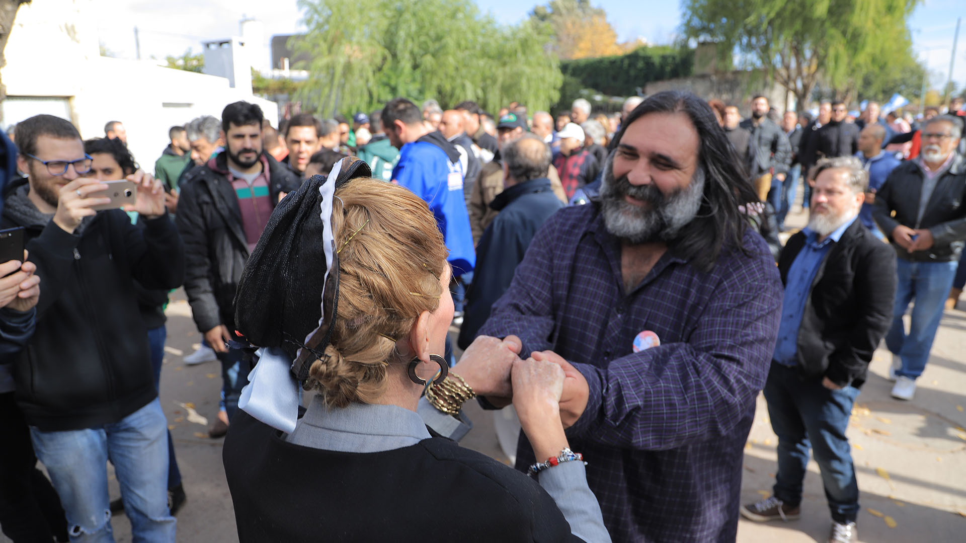 Baradel baila con una artista en medio de los homenajes