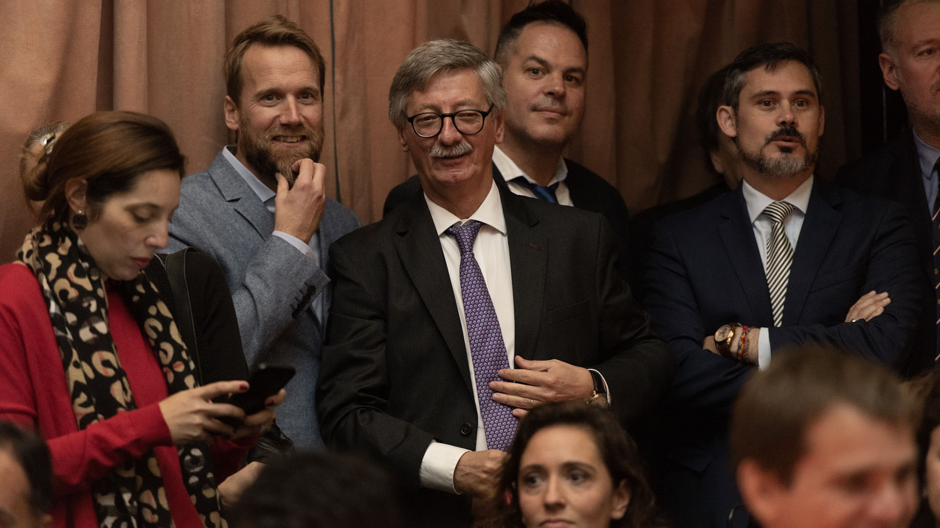 Los fiscales Diego Iglesias (saco gris) y Eduardo Taiano (corbata violeta) estuvieron en la ceremonia
