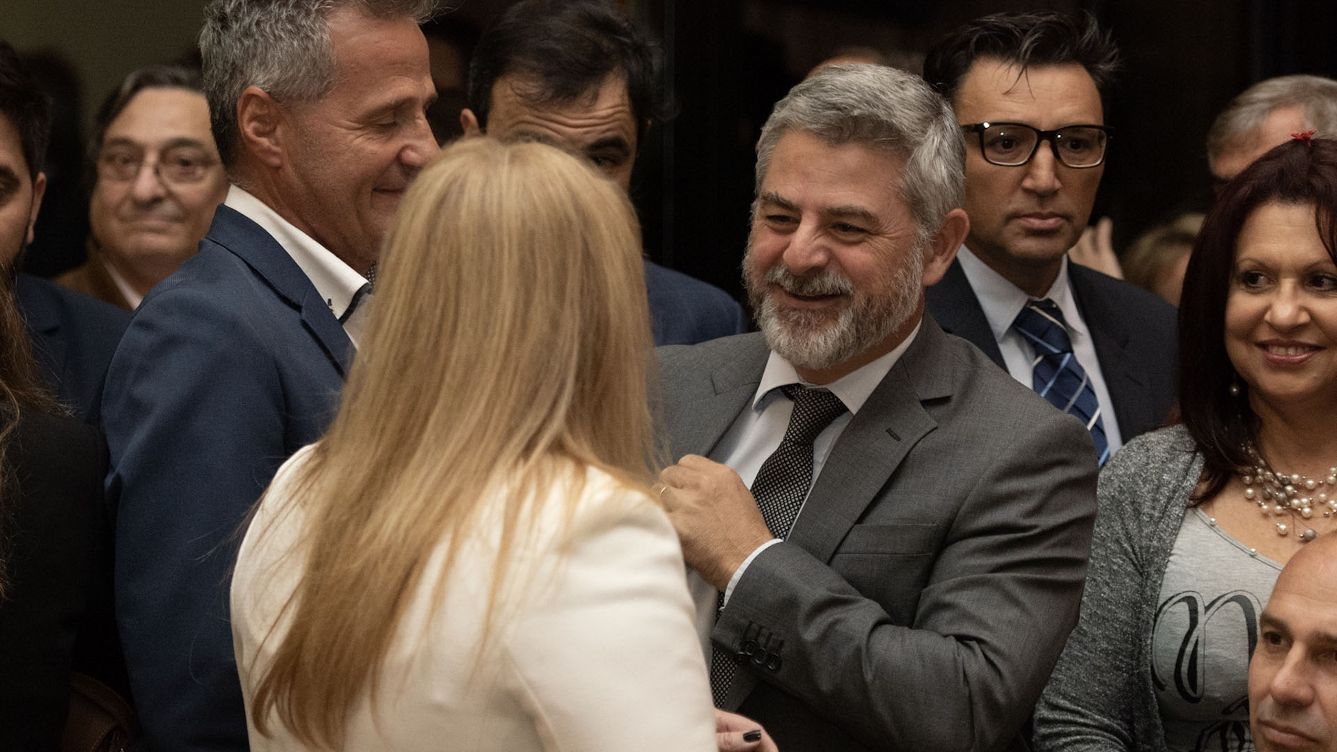 El juez federal Sebastián Ramos (traje y corbata gris)