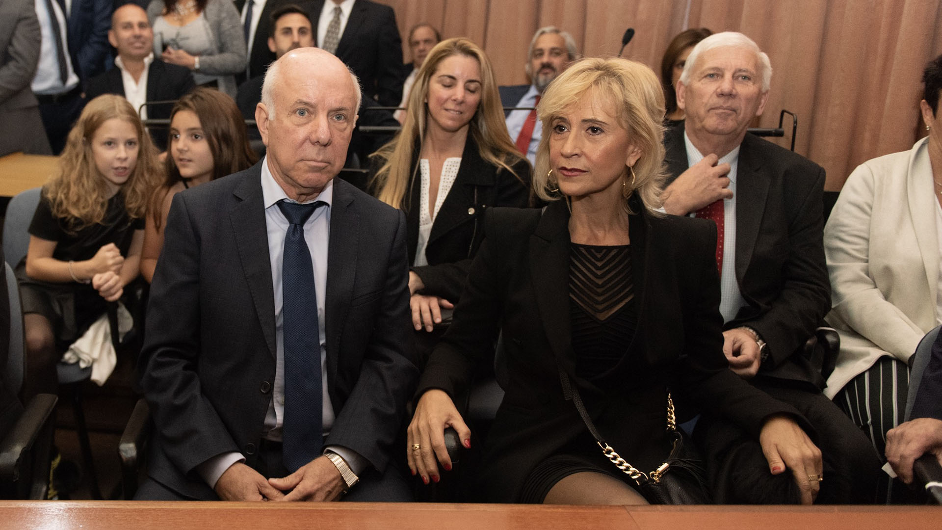 El jefe de seguridad de AFA y papá de la flamante jueza, Carlos Capuchetti, junto a su pareja.