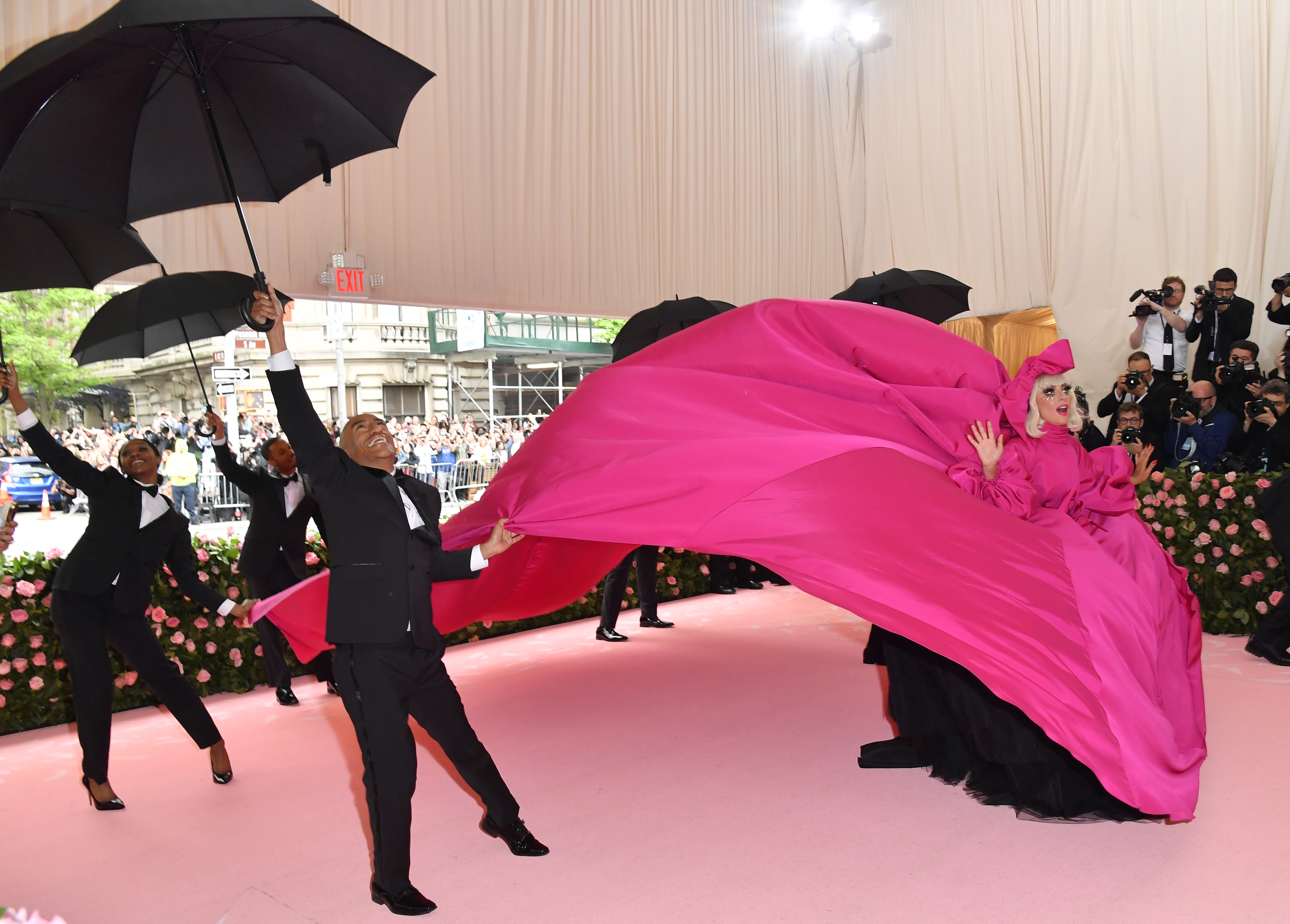 Lady Gaga y una perfo muy particular, al llegar a la gala del Met.