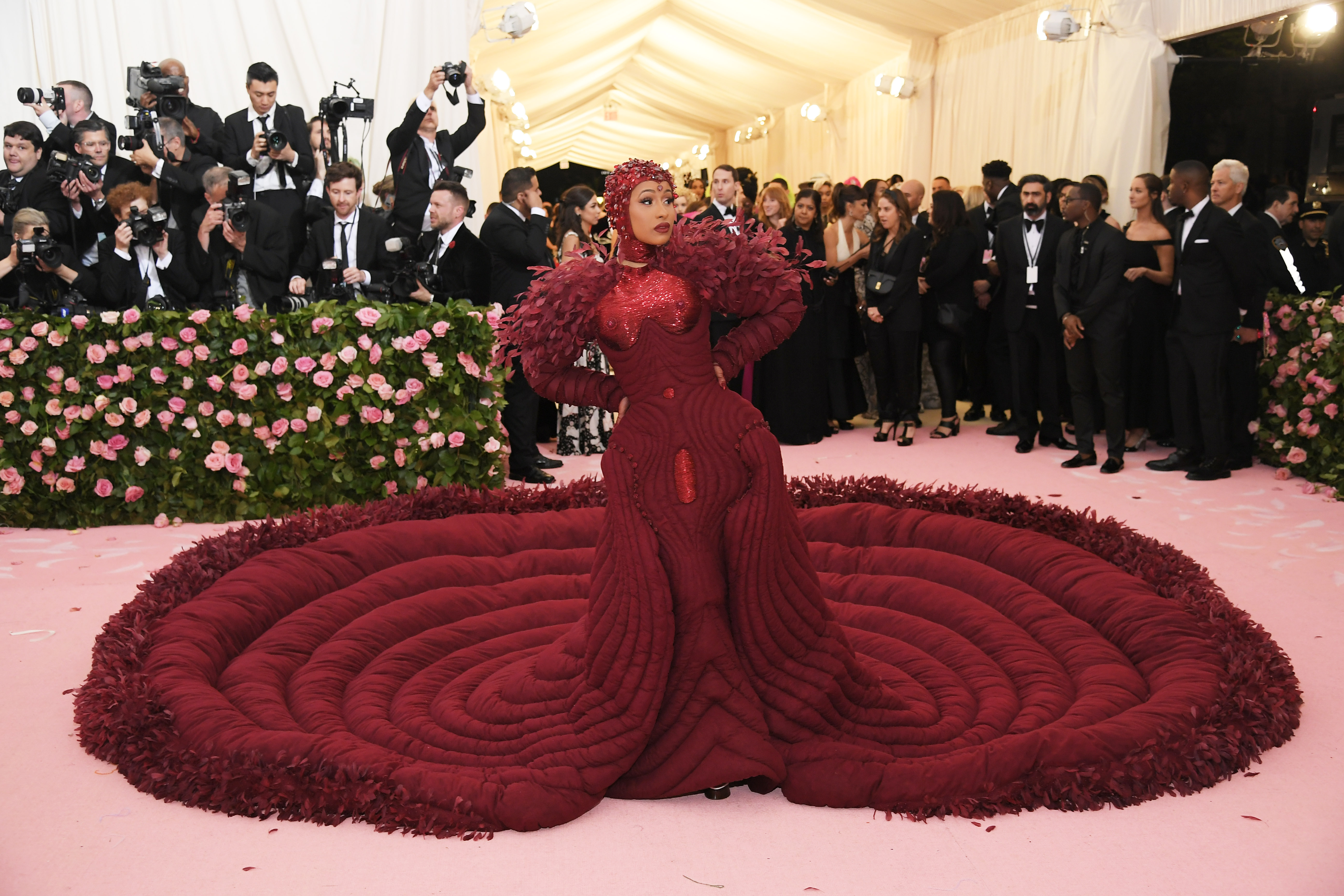 Cardi B por Thom Browne.
