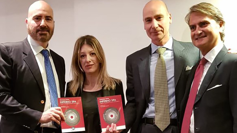 Representantes de la editorial junto a la autora del libro “Yo soy Salvini”