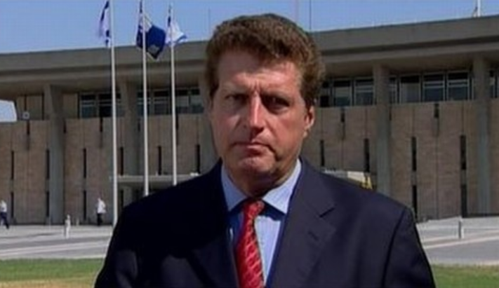 Julian Manyon se retiró tras una larga carrera de periodista que incluyó su secuestro en Buenos Aires. (Cortesía Julian Manyon/ITV)