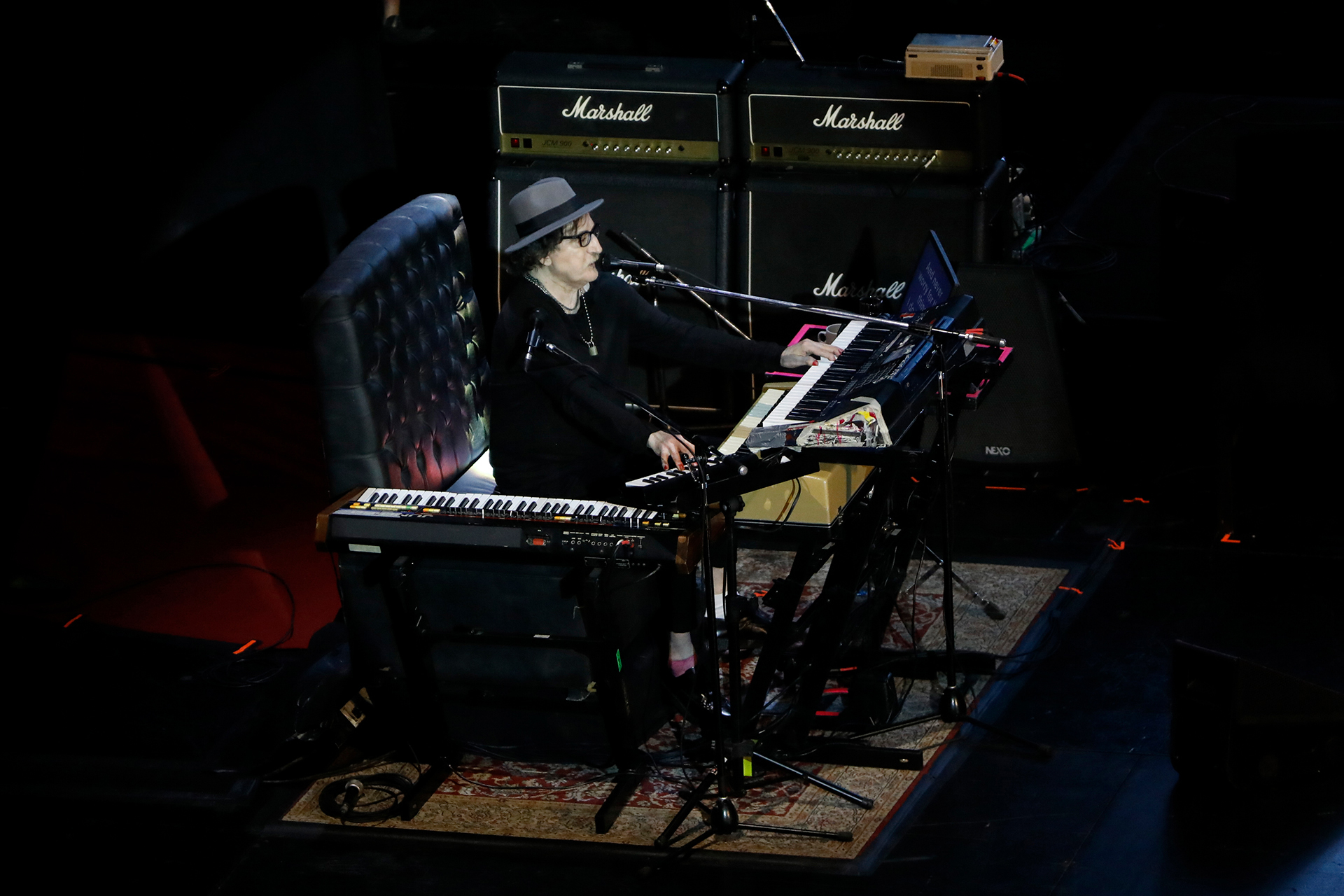Este año Charly García parece especialmente inspirado, hizo varias presentaciones espontáneas en Uruguay, tocó en el teatro Colón como invitado de Pedro Aznar, y realizó un show en el Gran Rex
