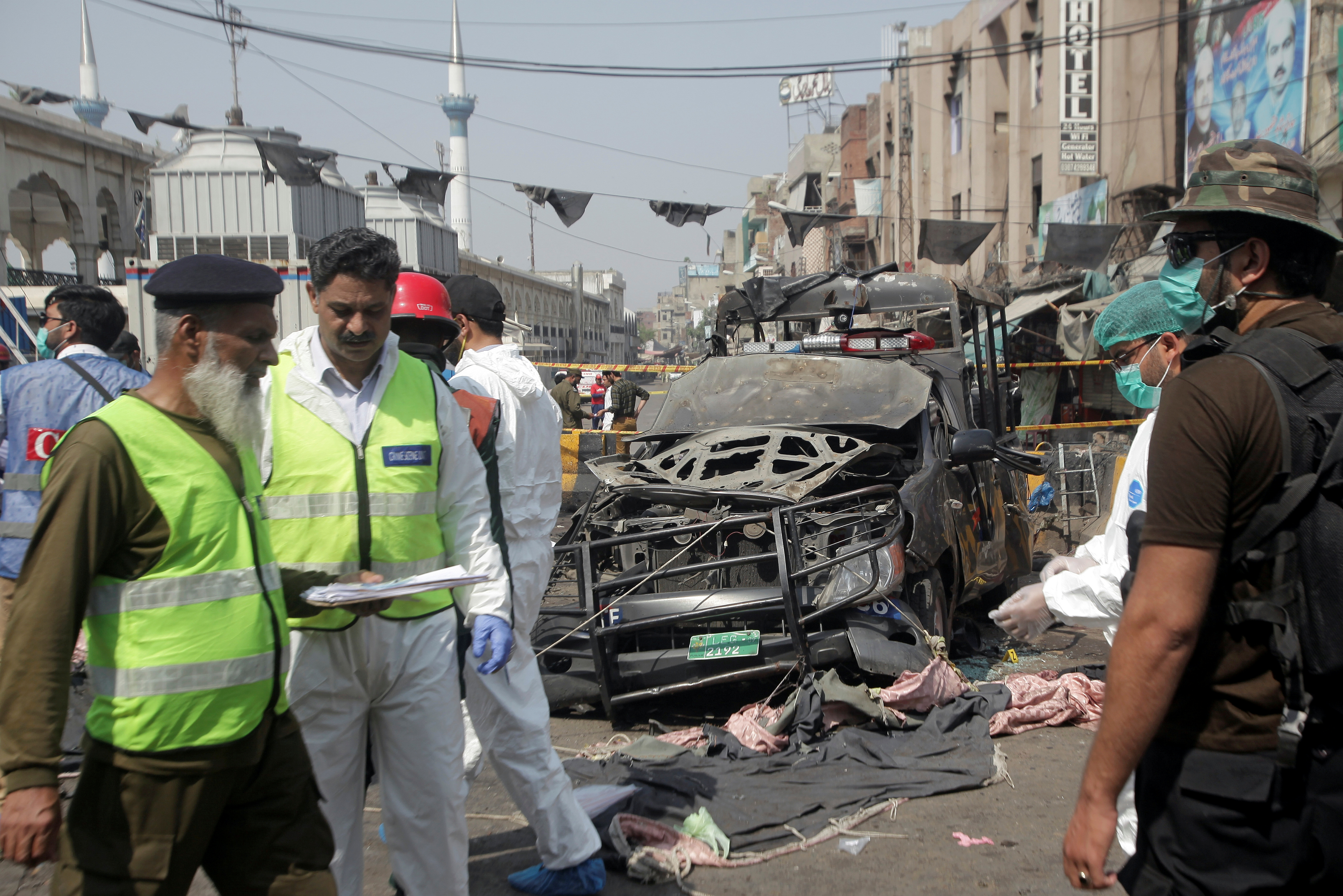 Fuerzas de seguridad tras la explosión en Lahore (REUTERS/Mohsin Raza)