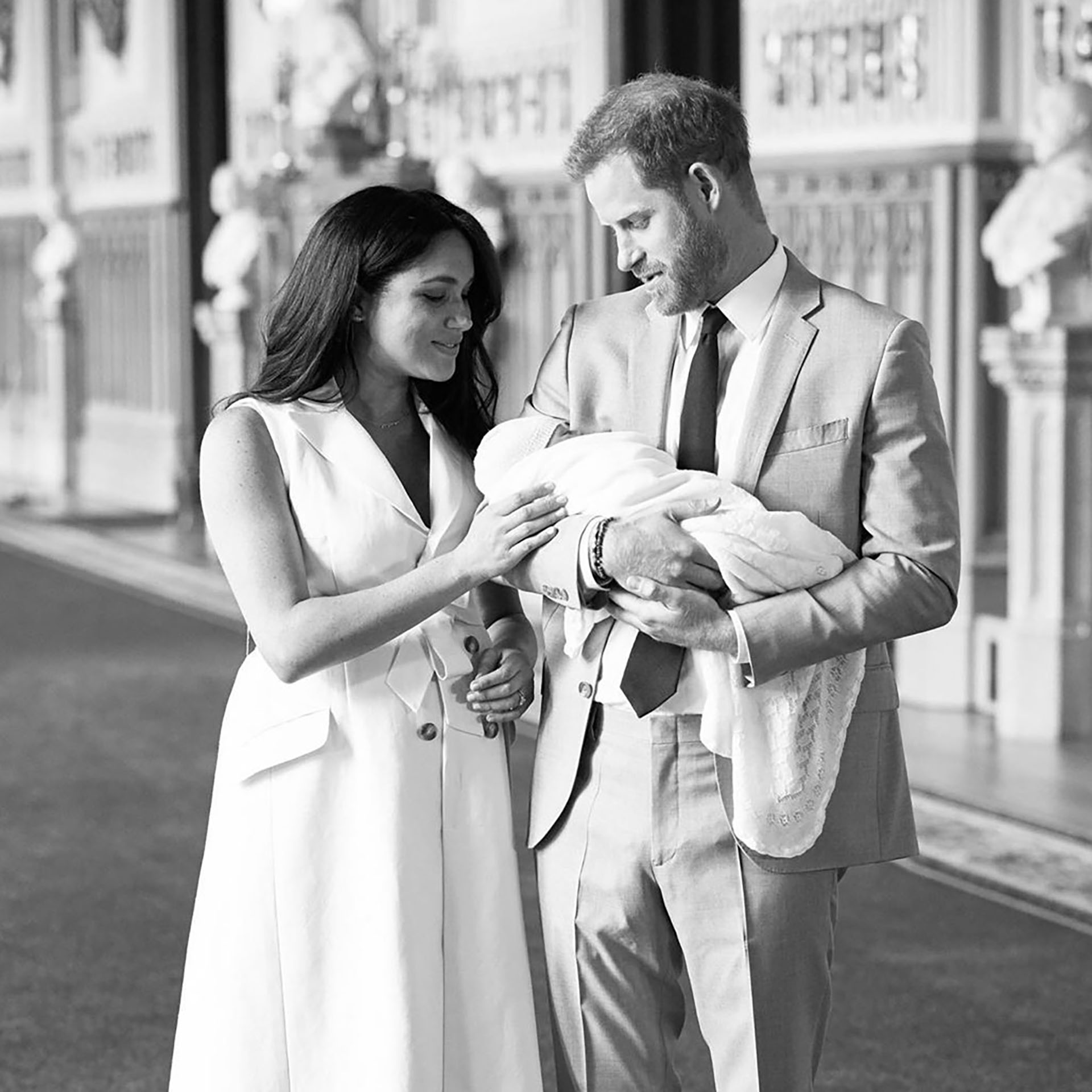 Meghan Markle y Harry con su bebé, de quien aún se desconoce el nombre