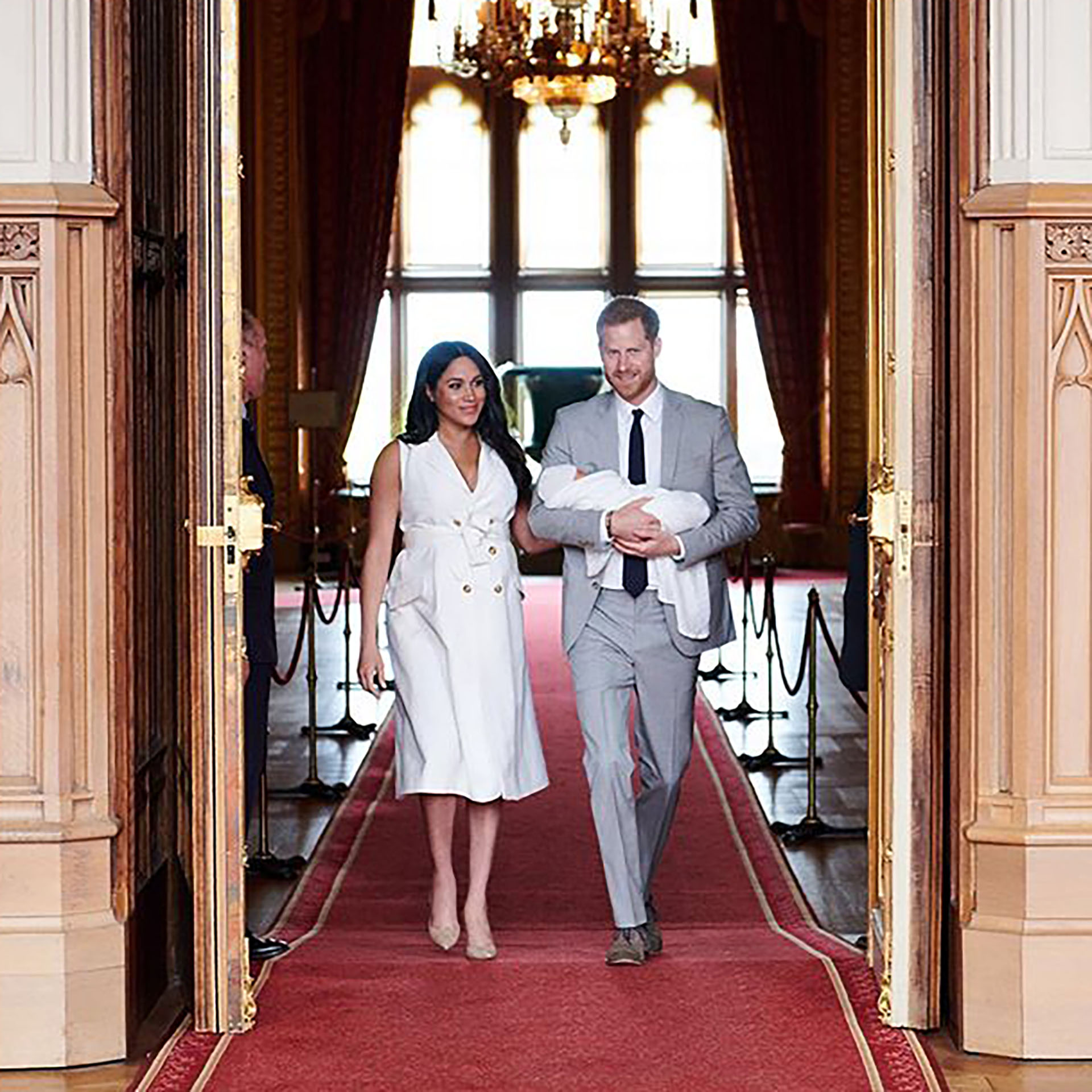 Los duques de Sussex en el castillo de Windsor junto con su bebé, Archie (@sussexroyal)
