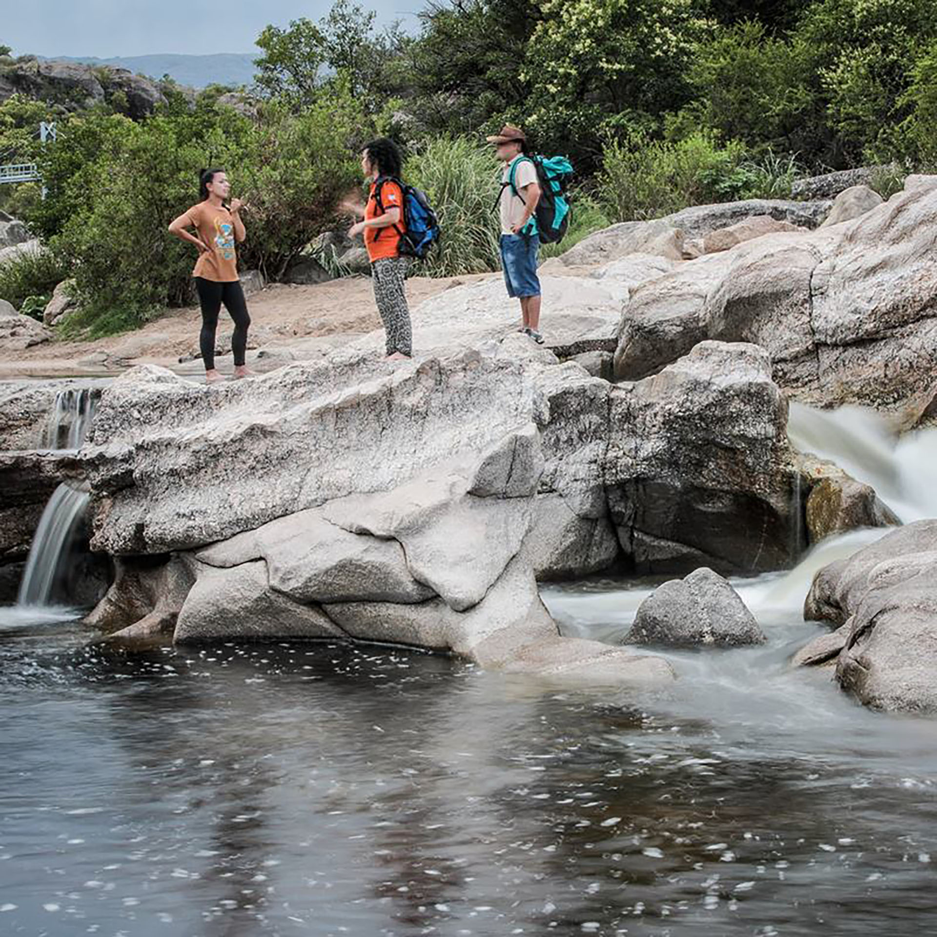 En pleno territorio del Valle de Traslasierra impera el río Mina Clavero. Su naciente en la Pampa de Achala, es el producto de la confluencia de riachuelos y arroyos que lo hacen fresco, cristalino y torrentoso