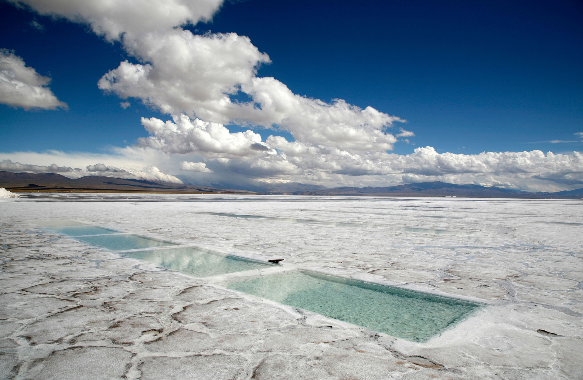 Este inmenso desierto refulgente ubicado a 4.000 metros de altura tiene su origen entre cinco y diez millones de años atrás, cuando la cuenca se cubrió por completo de aguas provenientes de un volcán (Grosby)