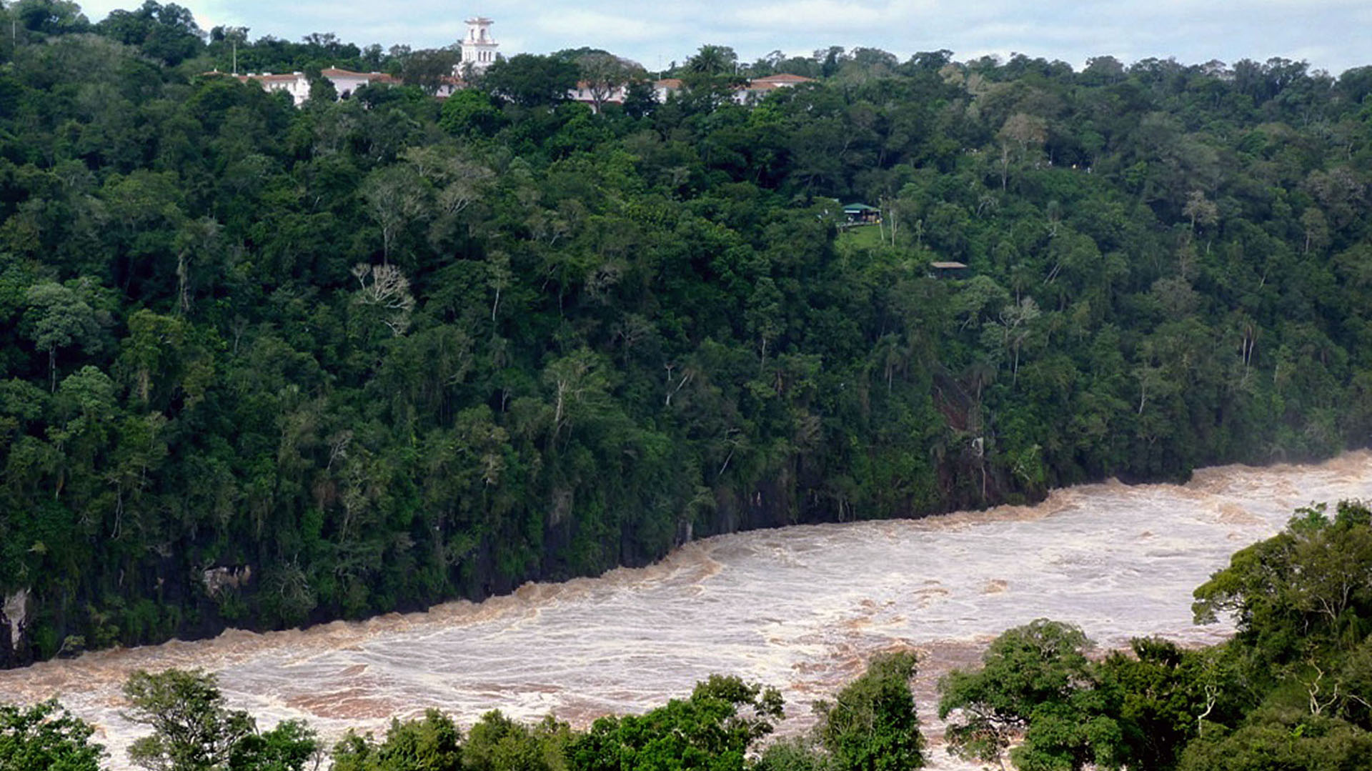Valles, ríos, frondosa vegetación subtropical y hasta sierras que llegan a los 800 metros de altura, dan forma a un bosque lluvioso y húmedo que ocupa más de un 35% del territorio misionero